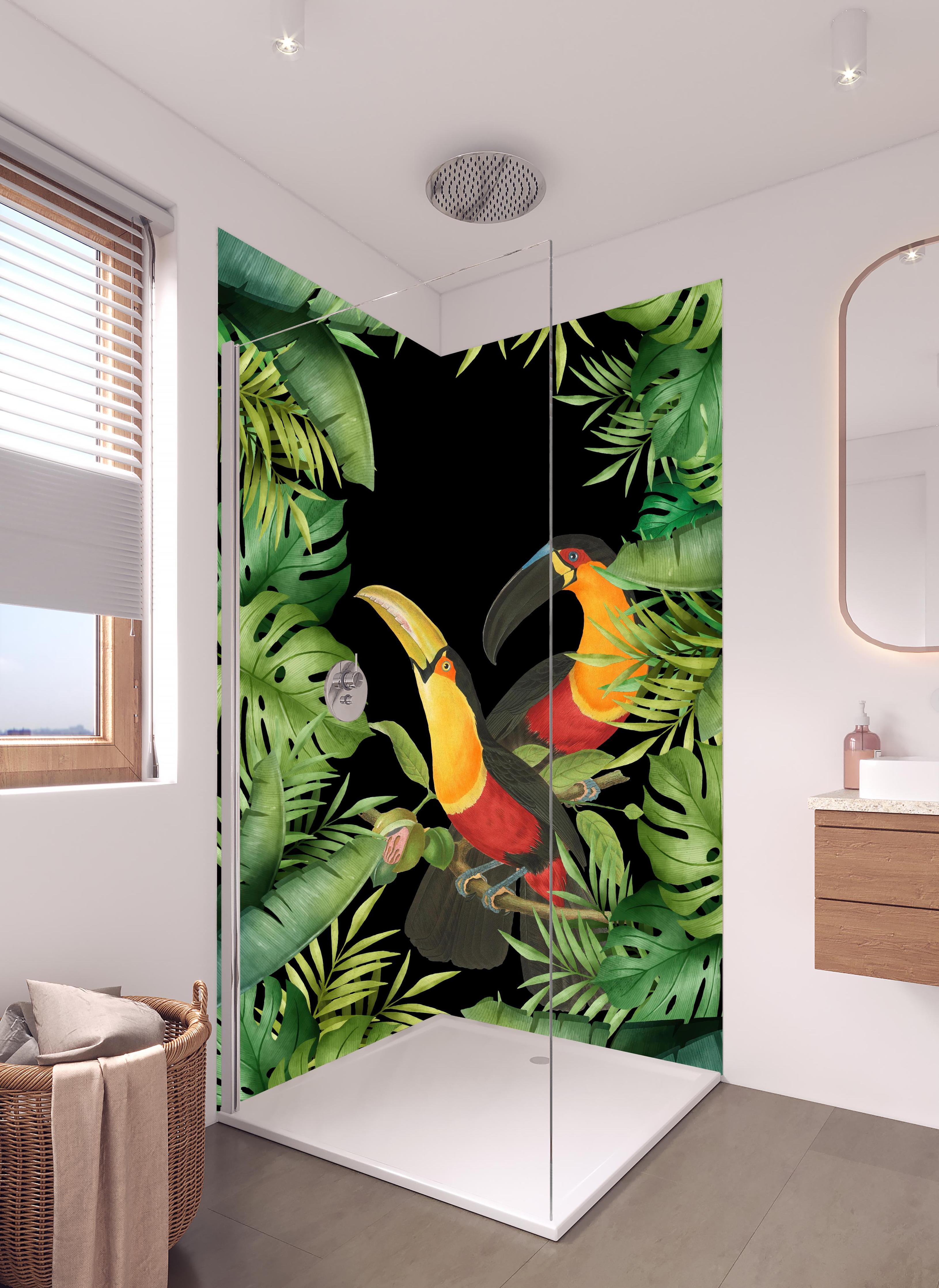 Duschrückwand - Tropischer Dschungel - Tukane in hellem Badezimmer mit Regenduschkopf - zweiteilige Eck-Duschrückwand