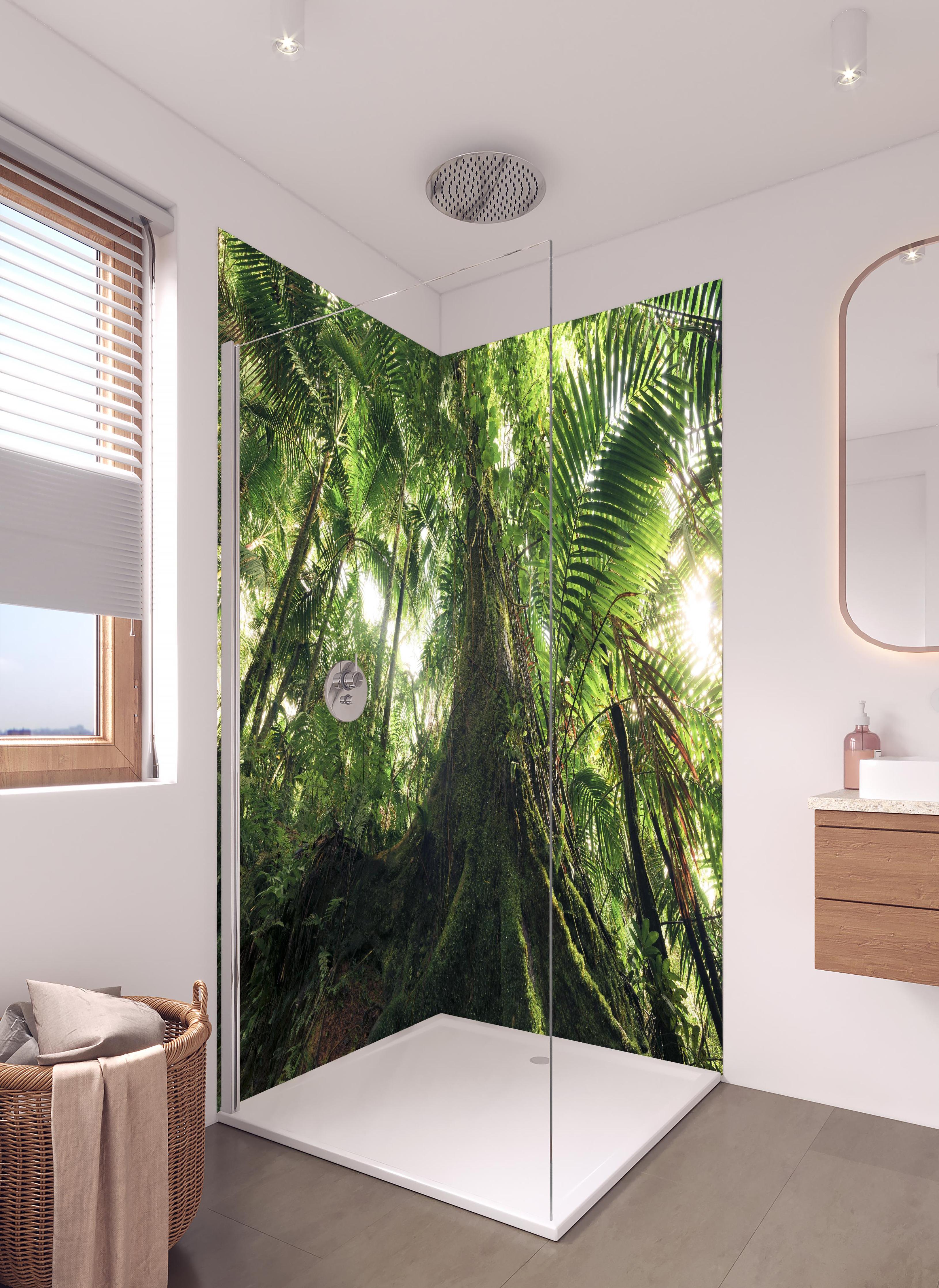 Duschrückwand - Tropischer Dschungel Wald in hellem Badezimmer mit Regenduschkopf - zweiteilige Eck-Duschrückwand