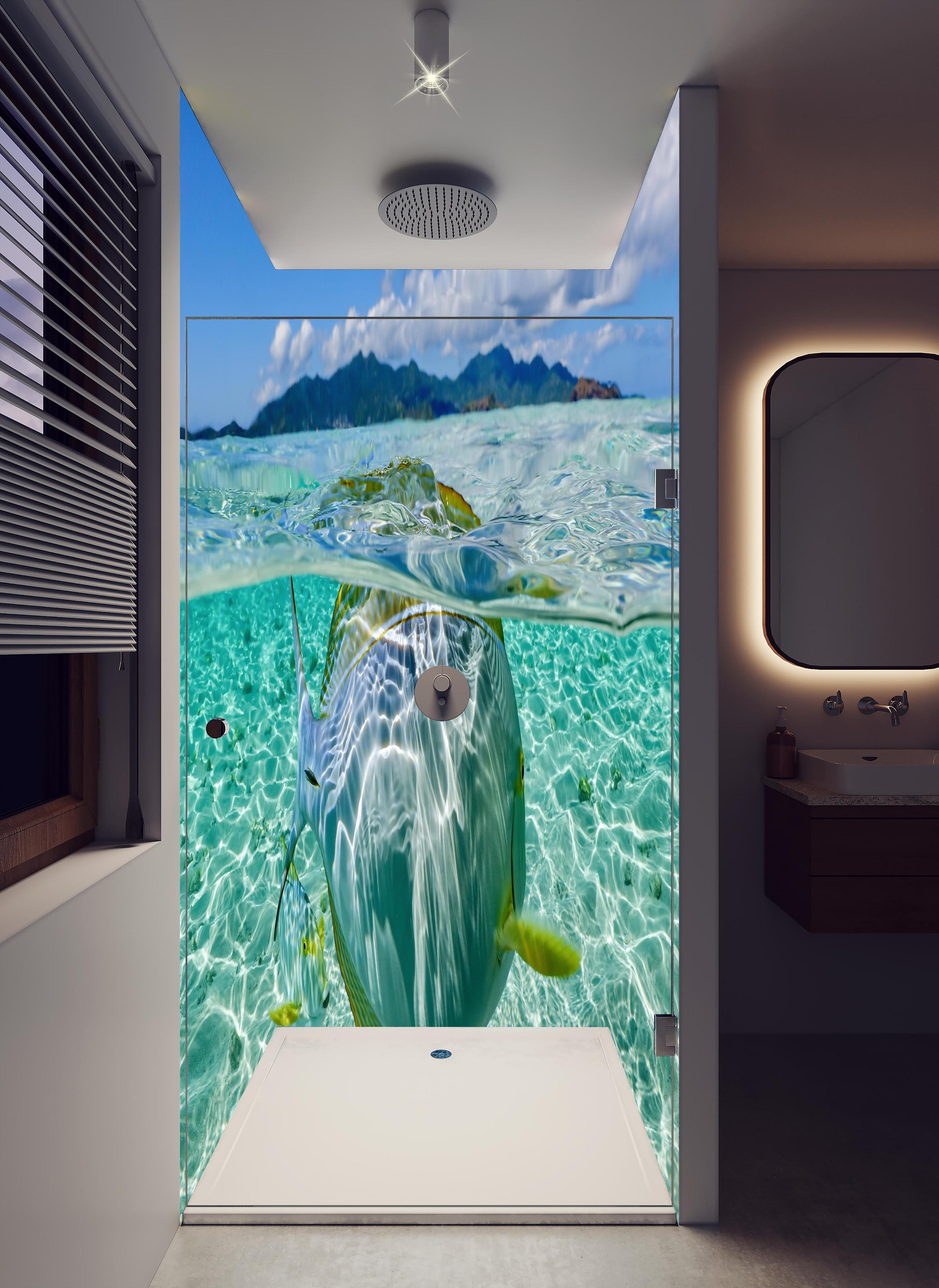 Duschrückwand - Tropischer Fisch - Unterwasserwelt in hellem Badezimmer mit Regenduschkopf - zweiteilige Eck-Duschrückwand