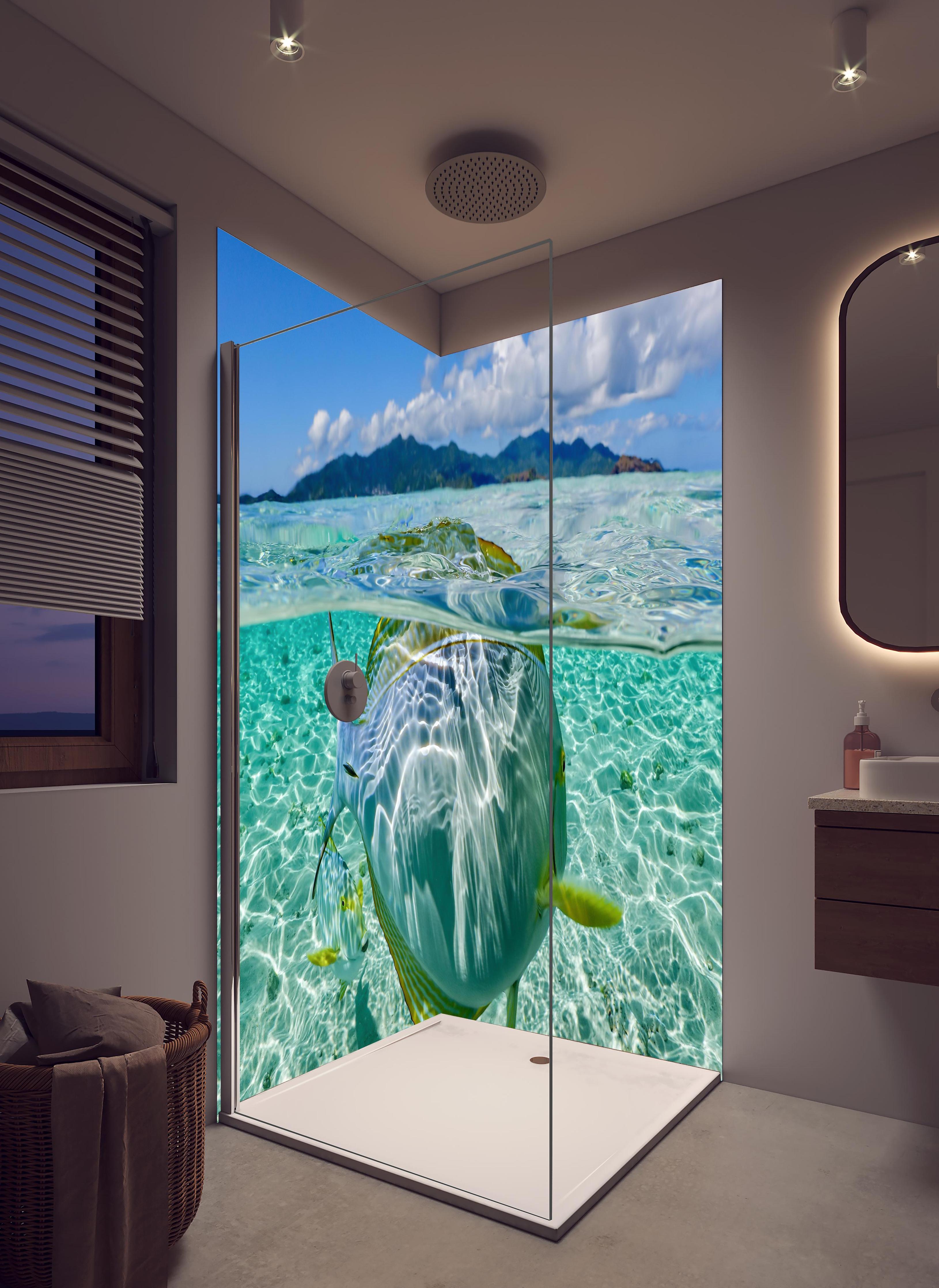 Duschrückwand - Tropischer Fisch - Unterwasserwelt in hellem Badezimmer mit Regenduschkopf - zweiteilige Eck-Duschrückwand