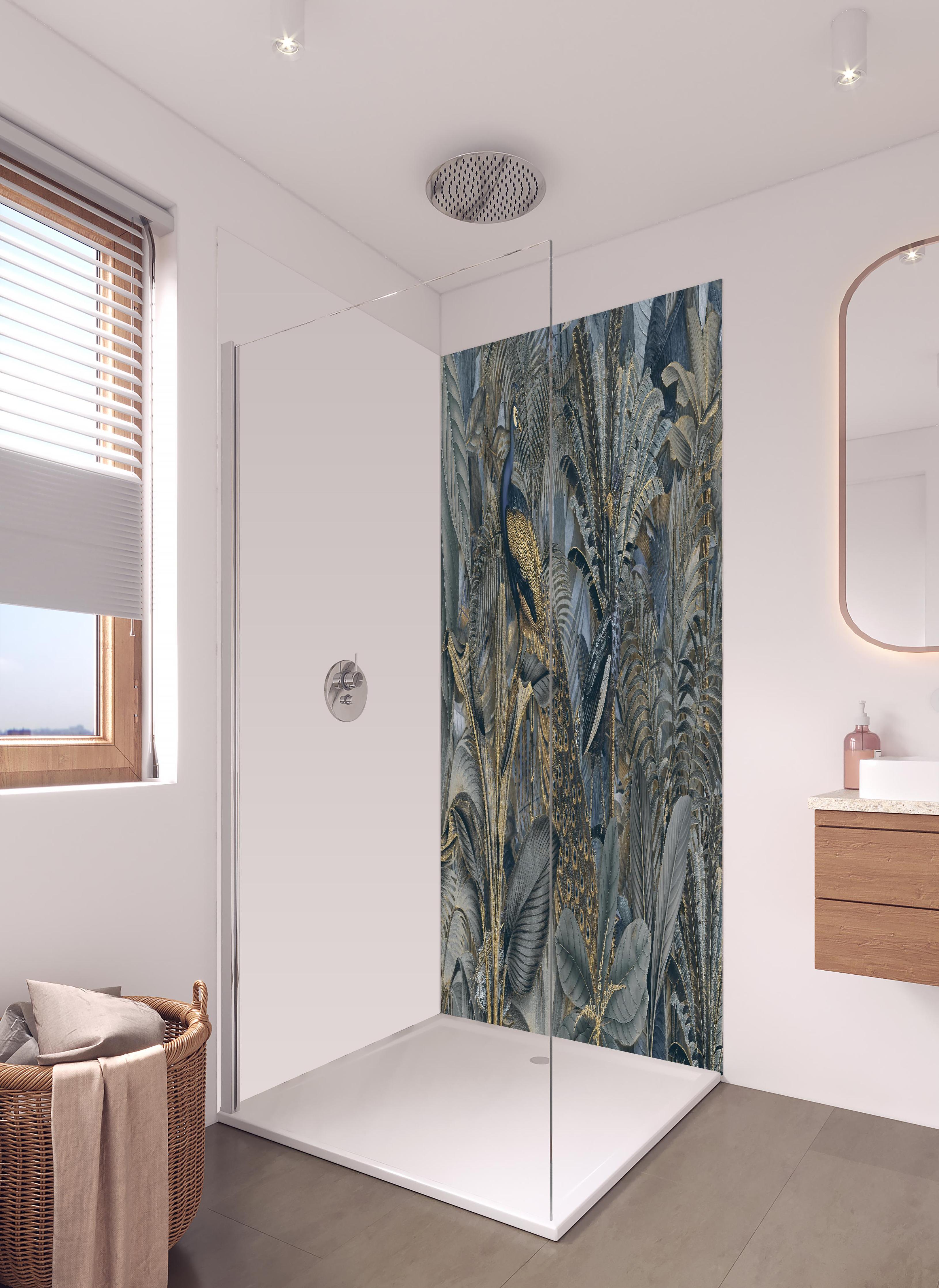 Duschrückwand - Tropischer Garten - Pfau in hellem Badezimmer mit Regenduschkopf - zweiteilige Eck-Duschrückwand