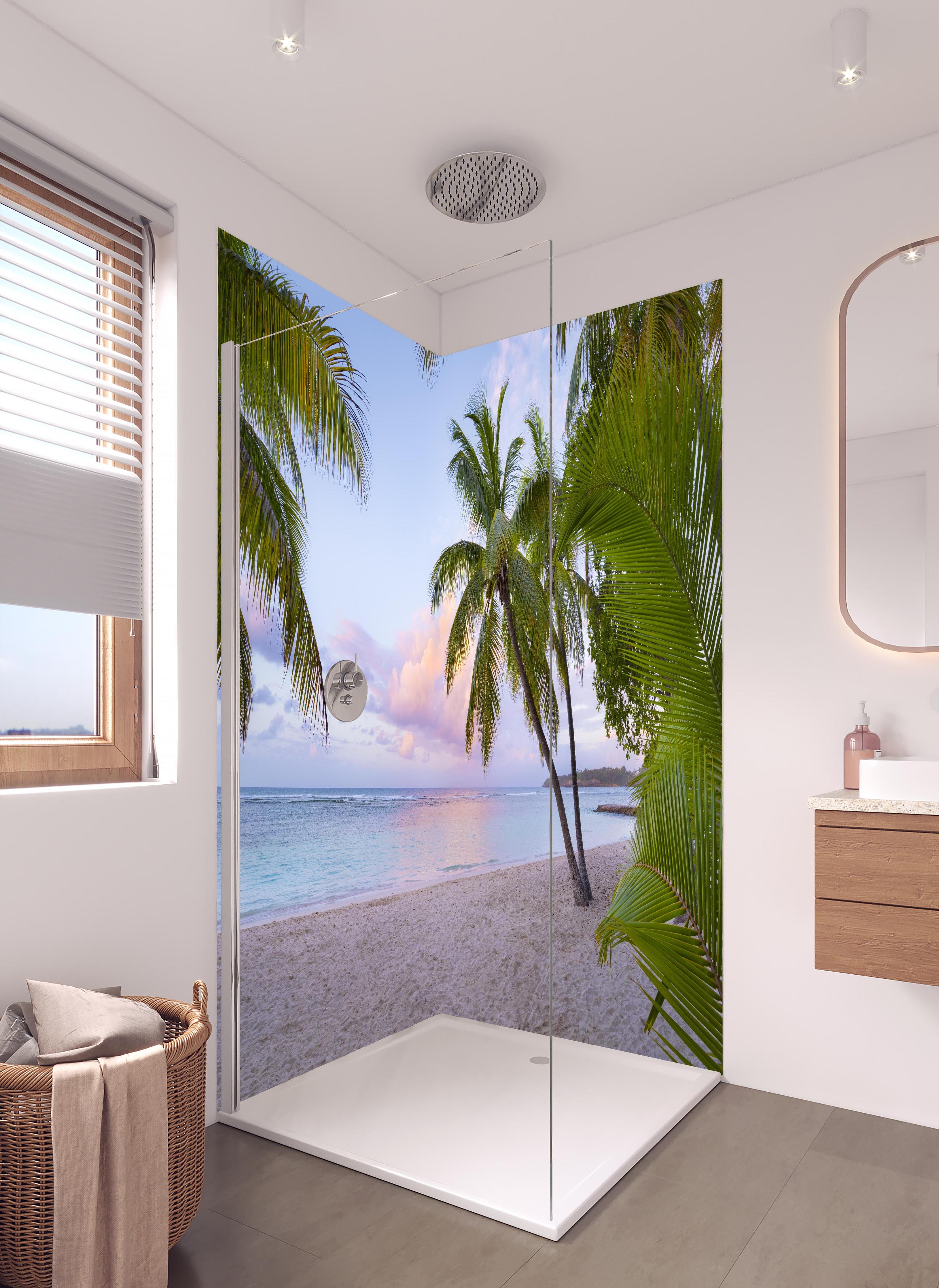 Duschrückwand - Tropischer Strand in hellem Badezimmer mit Regenduschkopf - zweiteilige Eck-Duschrückwand