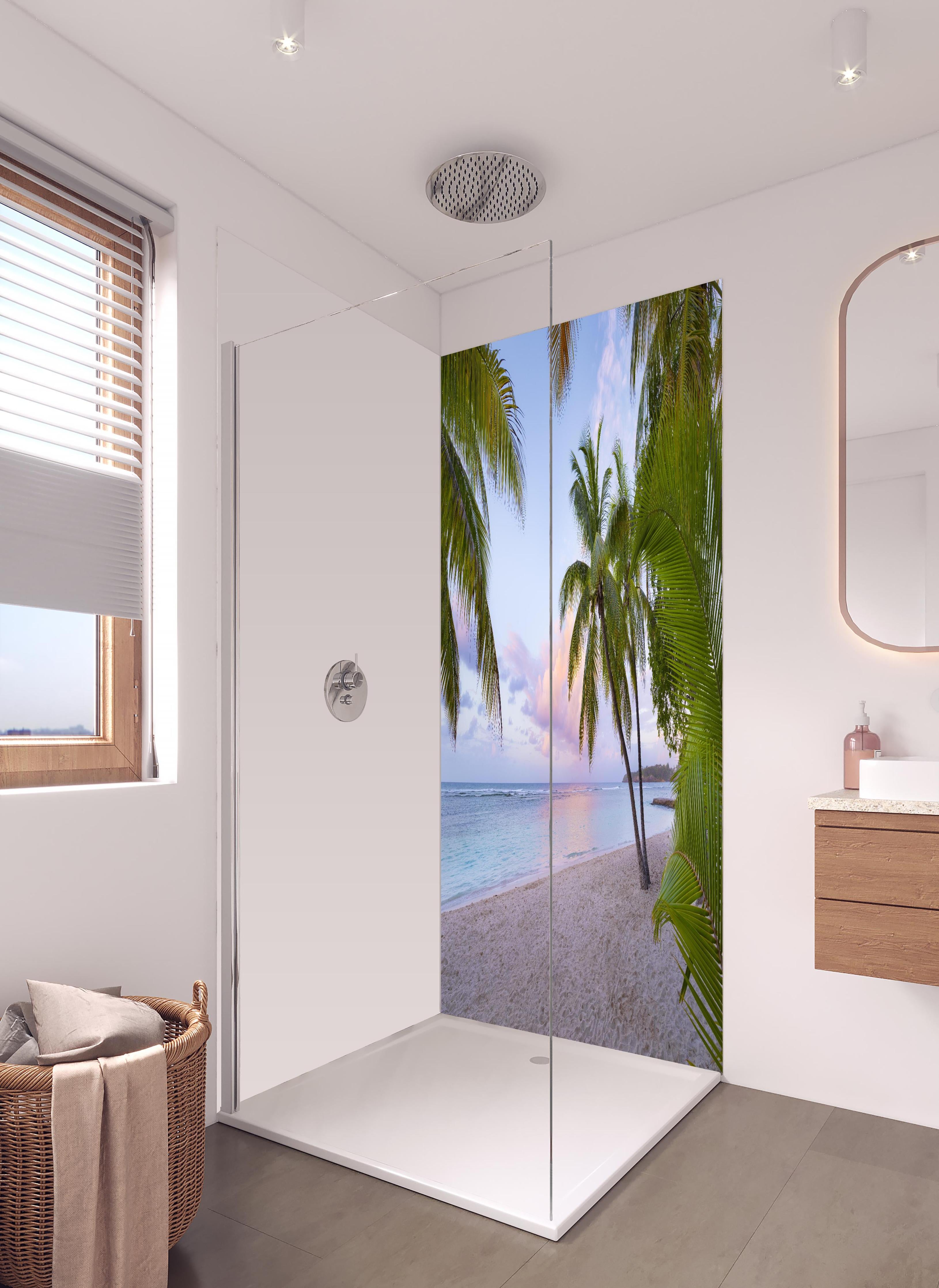Duschrückwand - Tropischer Strand in hellem Badezimmer mit Regenduschkopf - zweiteilige Eck-Duschrückwand