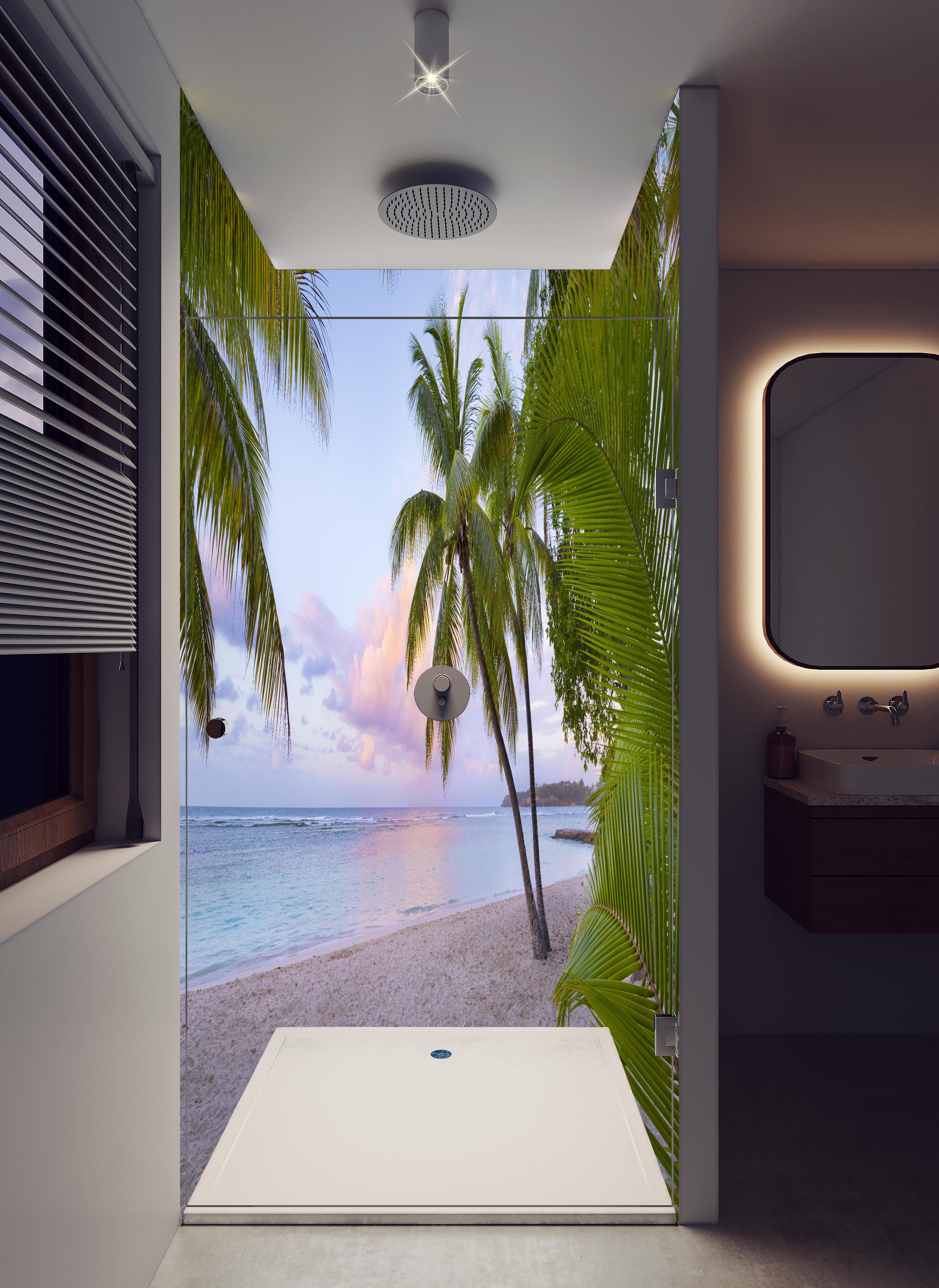 Duschrückwand - Tropischer Strand in hellem Badezimmer mit Regenduschkopf - zweiteilige Eck-Duschrückwand