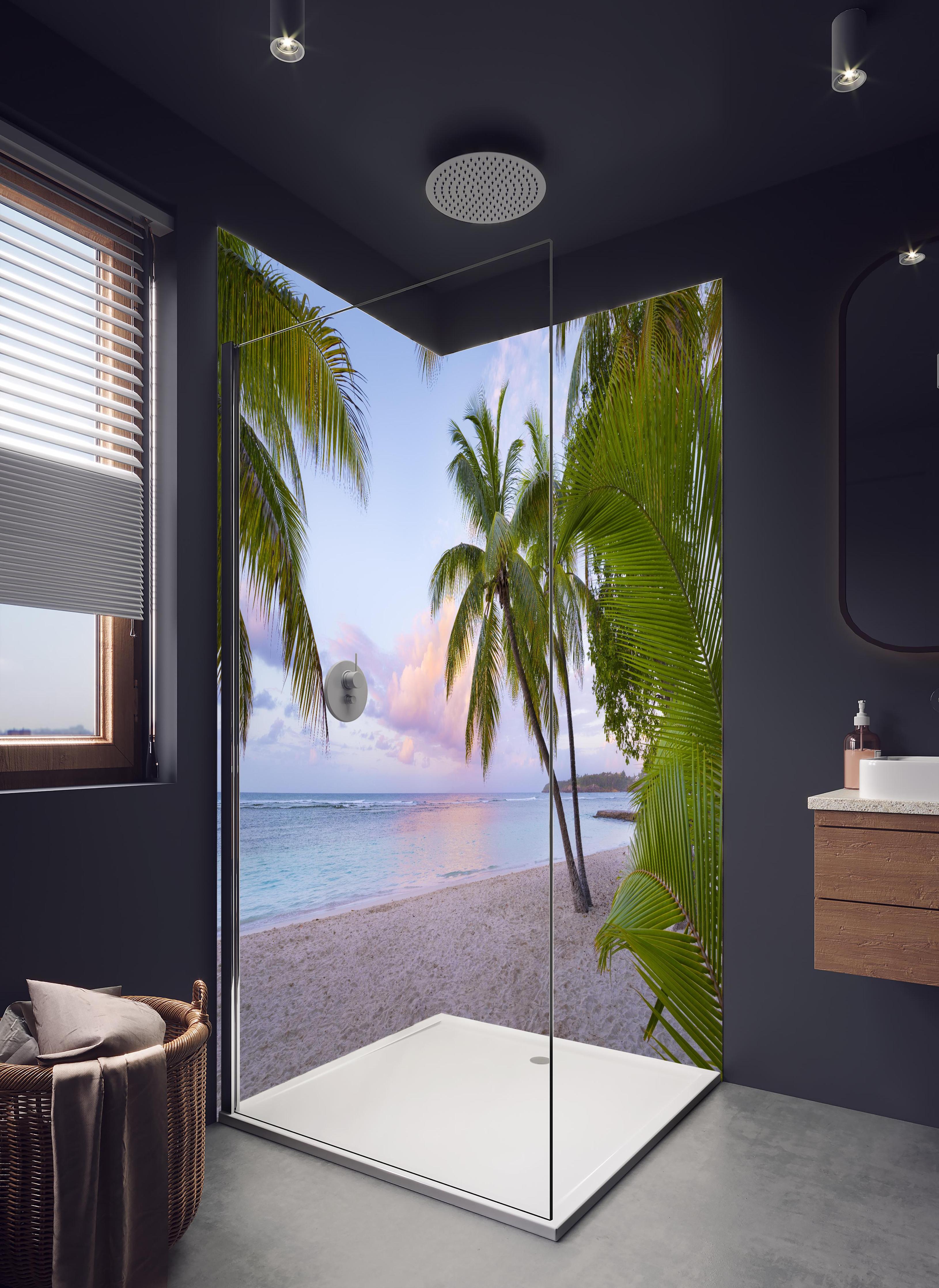 Duschrückwand - Tropischer Strand in hellem Badezimmer mit Regenduschkopf - zweiteilige Eck-Duschrückwand