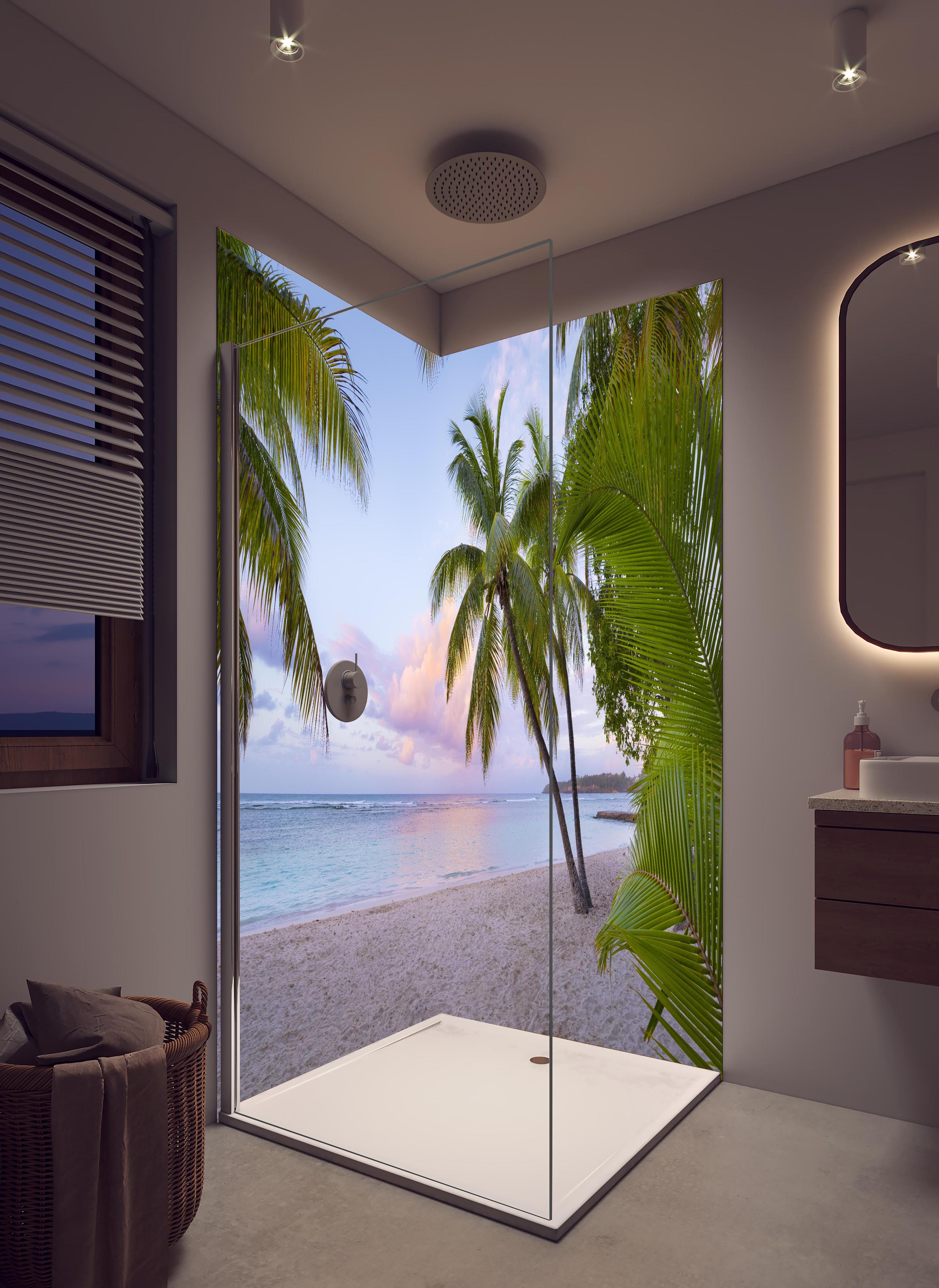 Duschrückwand - Tropischer Strand in hellem Badezimmer mit Regenduschkopf - zweiteilige Eck-Duschrückwand