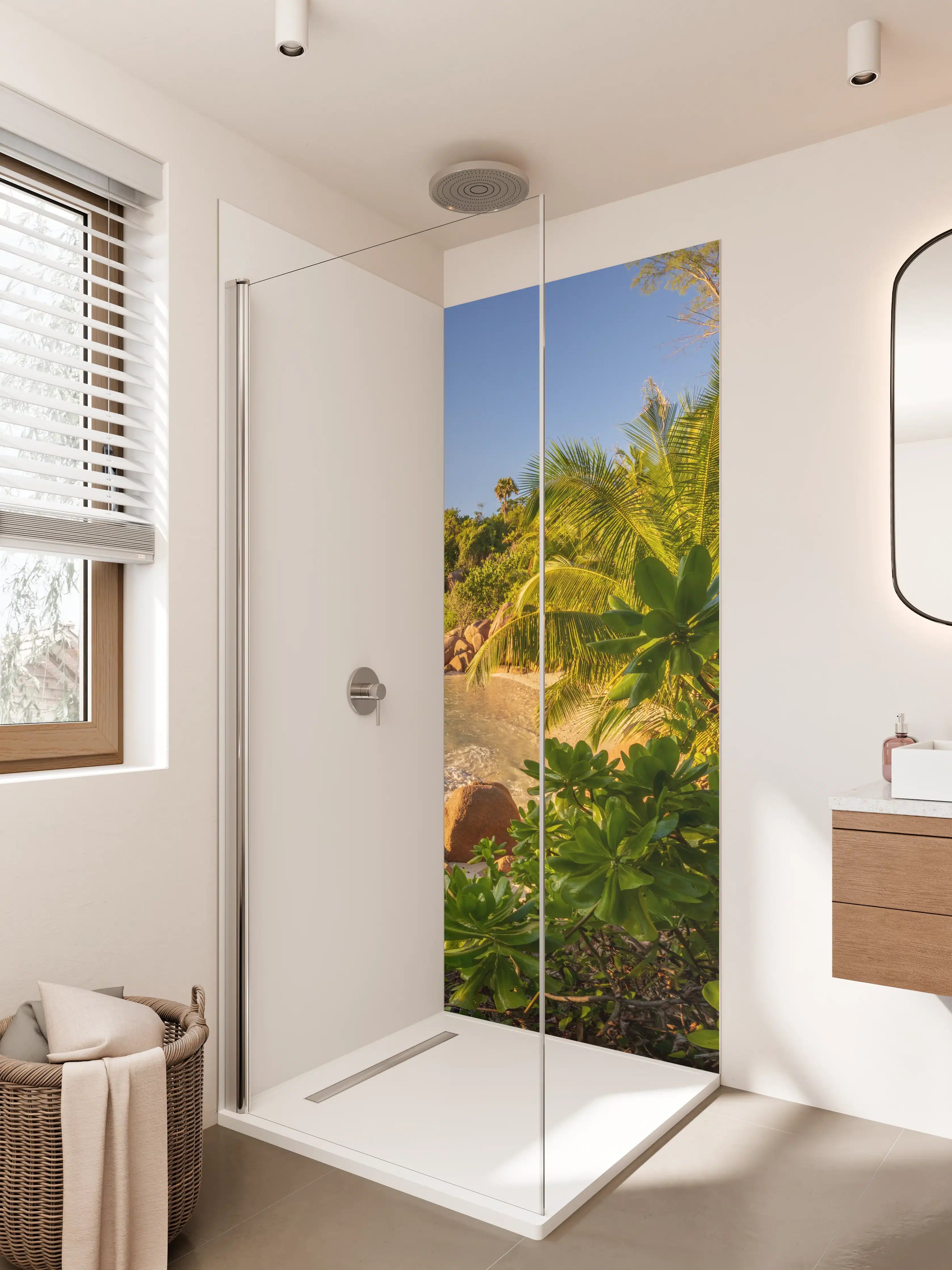 Duschrückwand - Tropischer Strand mit Palmen und Bäumen