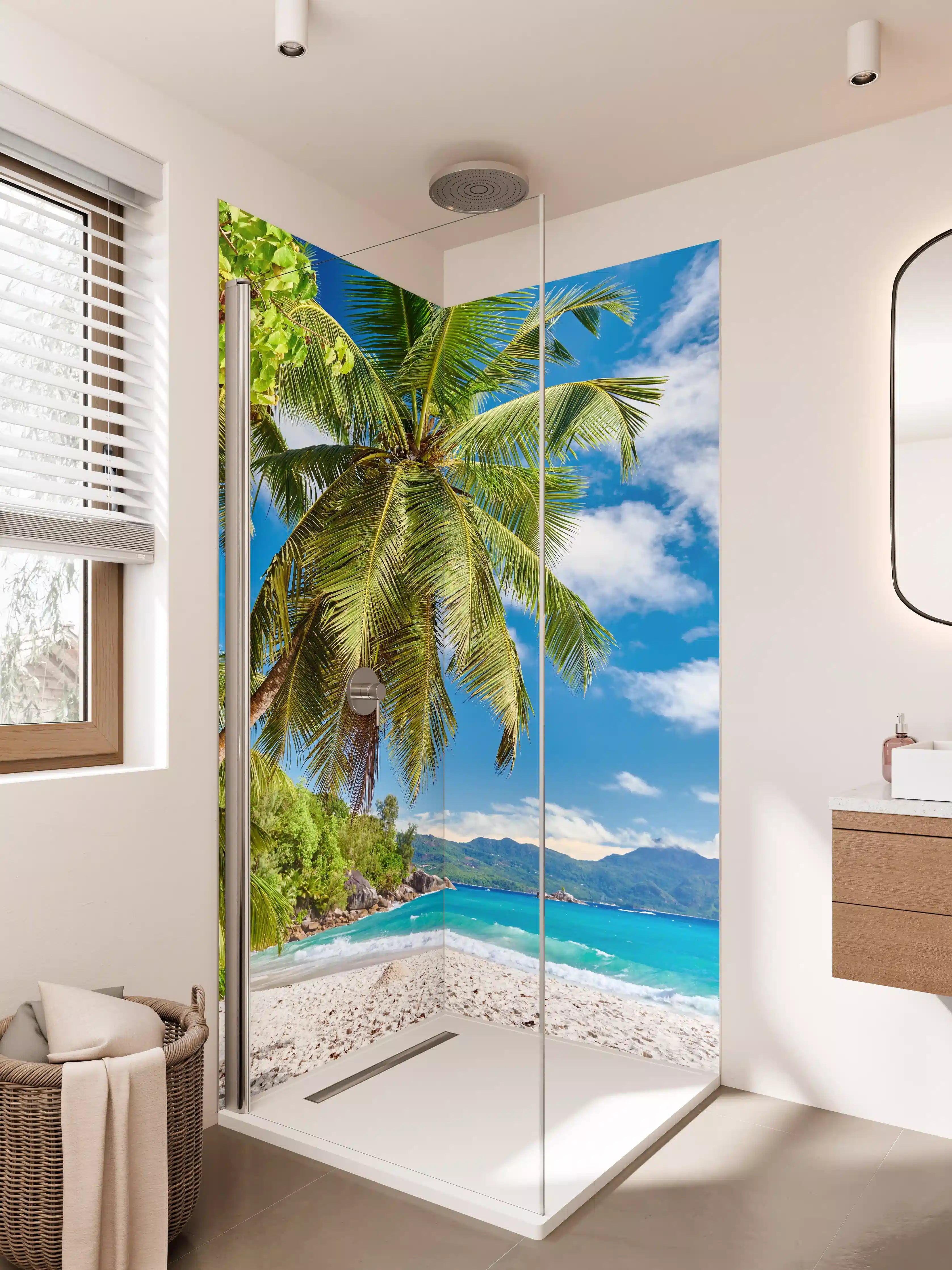 Duschrückwand - Tropischer Strand mit Palmen unter blauem Himmel