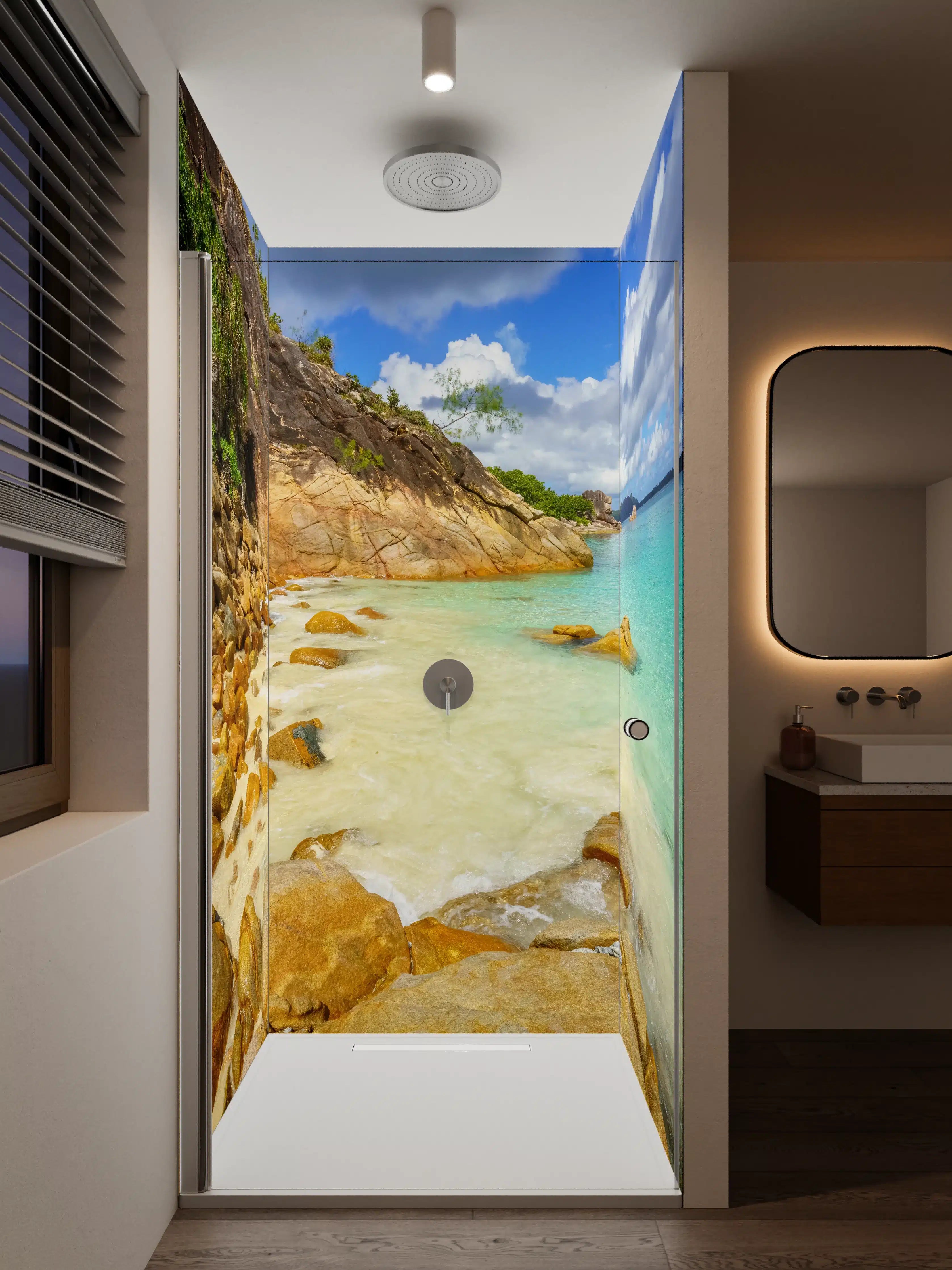 Duschrückwand - Tropischer Strand mit klarer Wasserkante