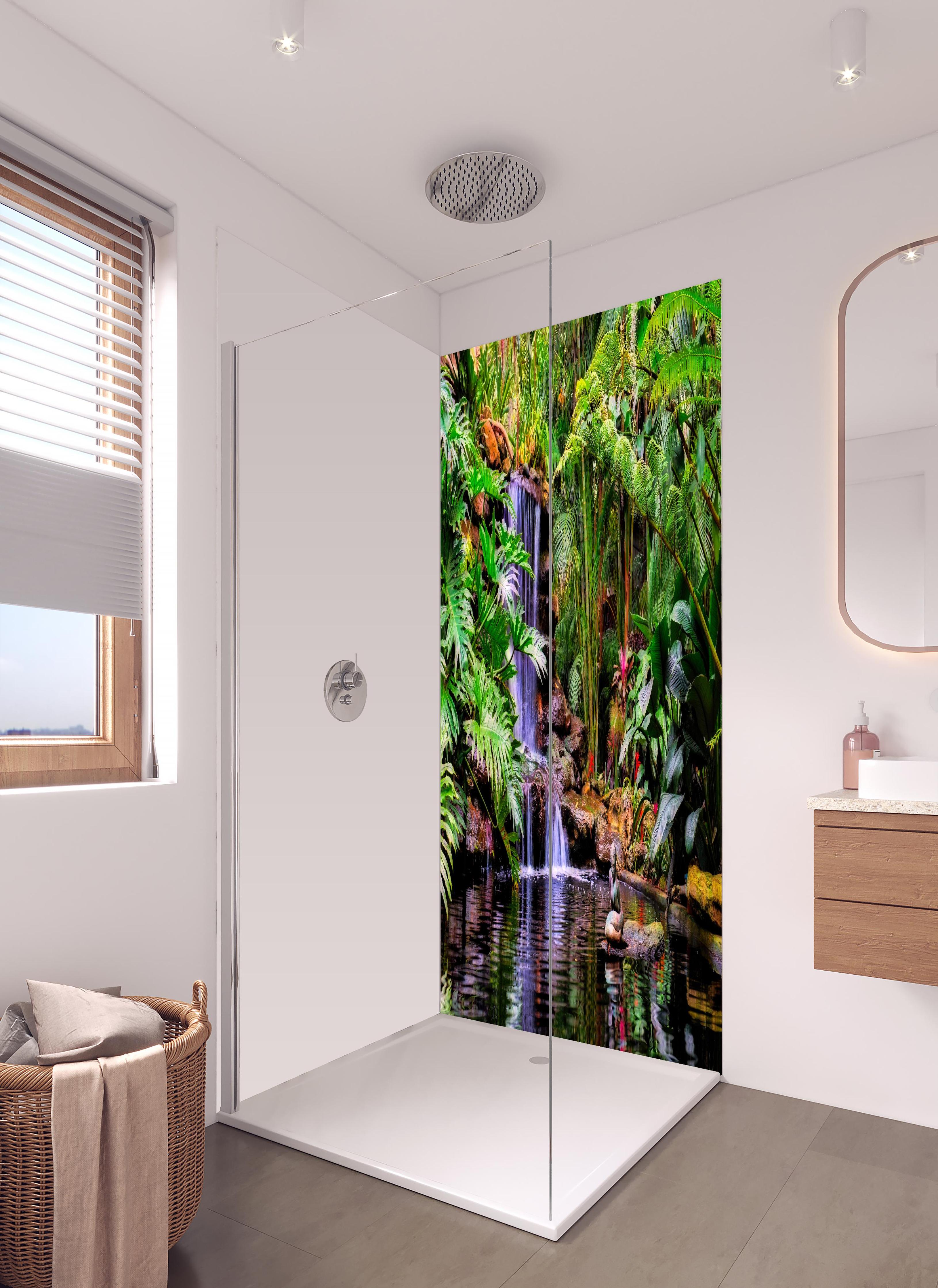 Duschrückwand - Tropischer Wasserfall in hellem Badezimmer mit Regenduschkopf - zweiteilige Eck-Duschrückwand