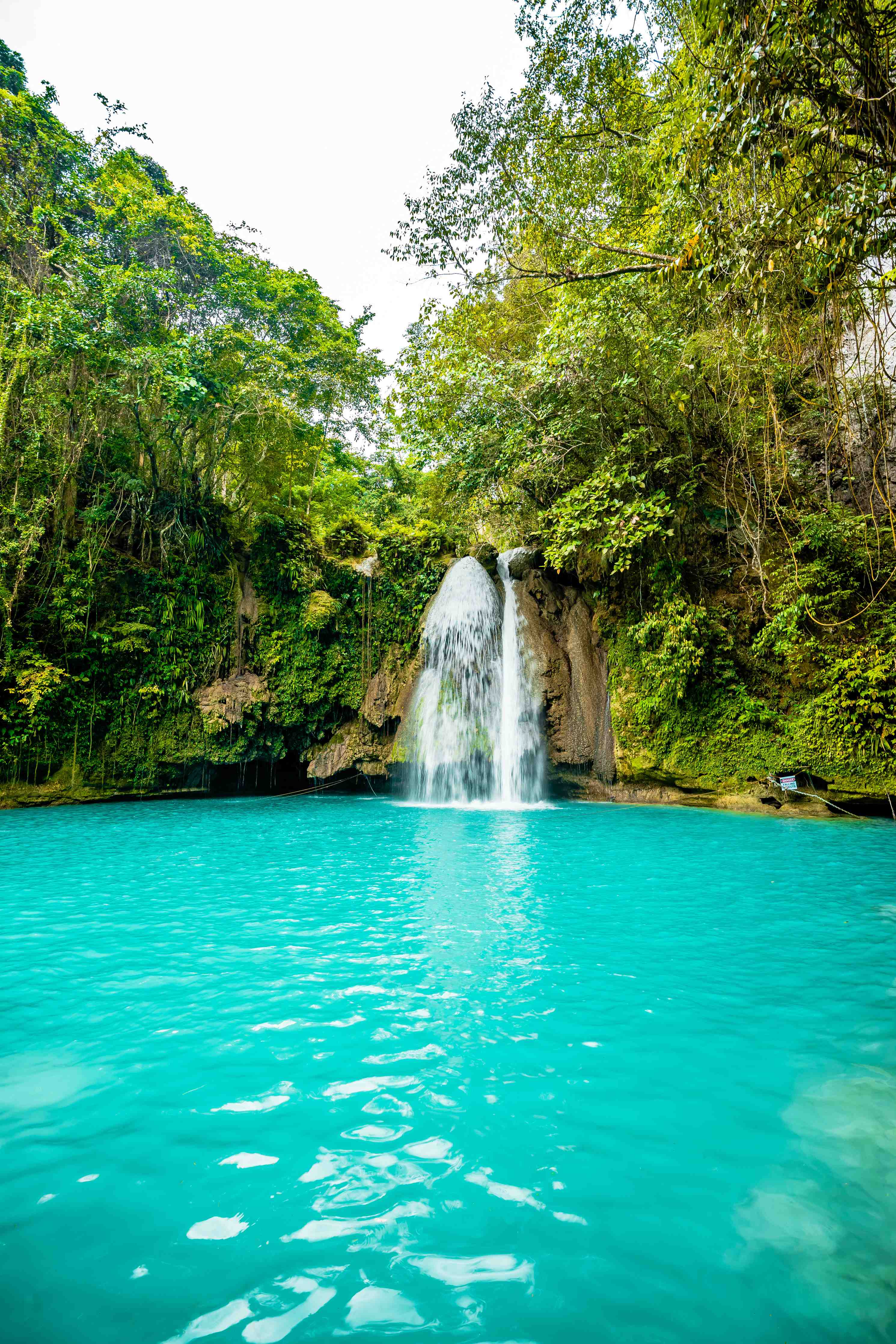 Duschrückwand-Tropischer Wasserfall mit türkisfarbenem Wasser
