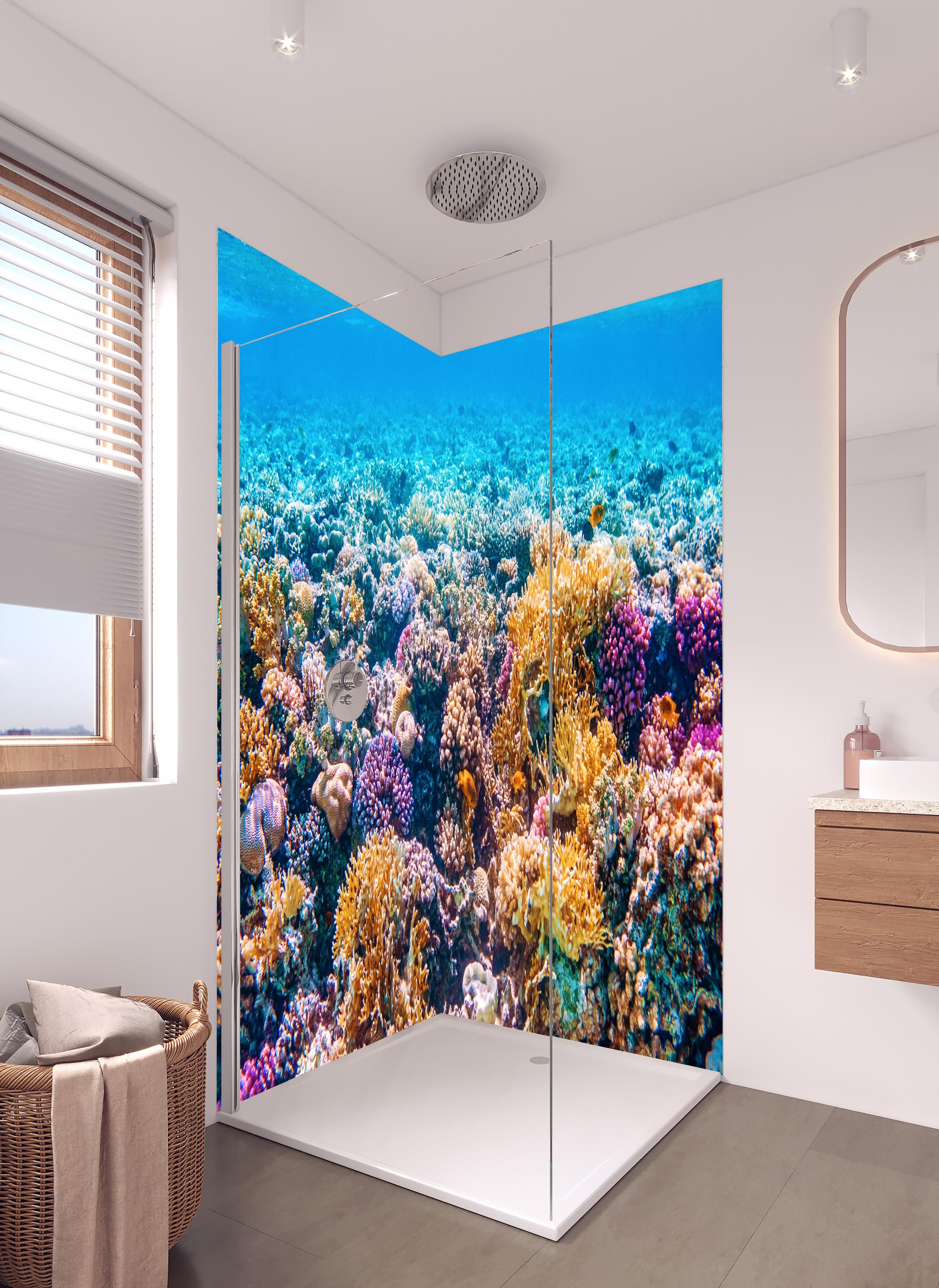 Duschrückwand - Tropisches Korallenriff in hellem Badezimmer mit Regenduschkopf - zweiteilige Eck-Duschrückwand