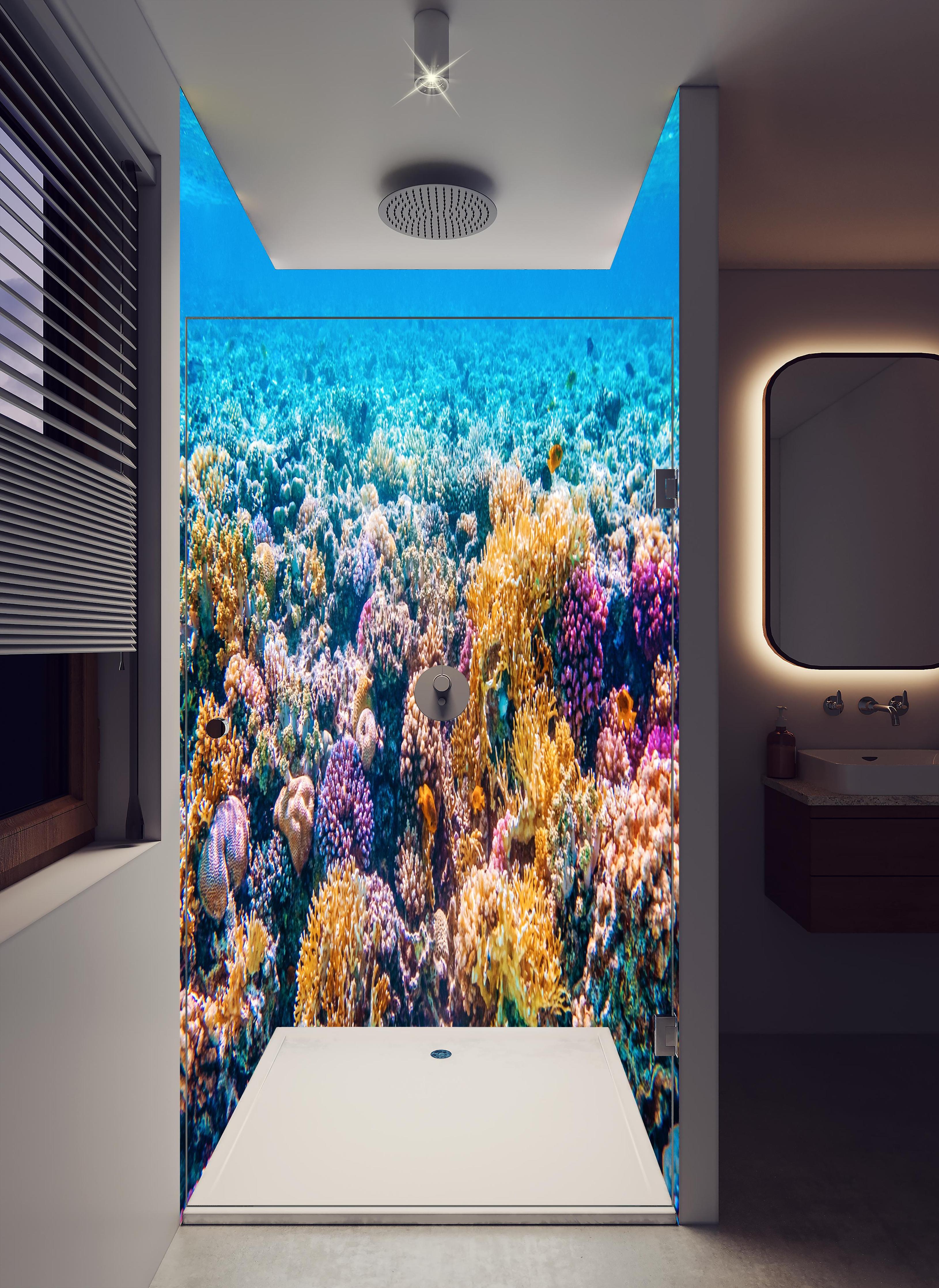 Duschrückwand - Tropisches Korallenriff in hellem Badezimmer mit Regenduschkopf - zweiteilige Eck-Duschrückwand