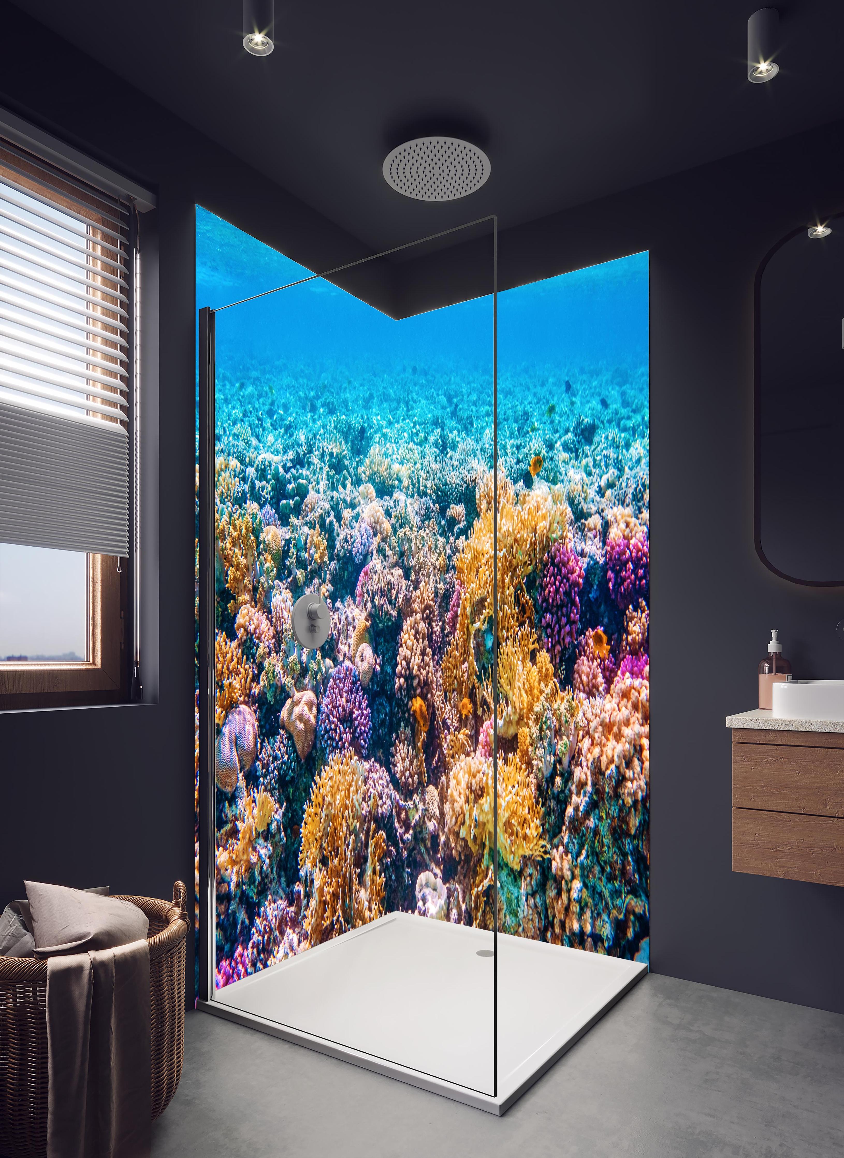 Duschrückwand - Tropisches Korallenriff in hellem Badezimmer mit Regenduschkopf - zweiteilige Eck-Duschrückwand