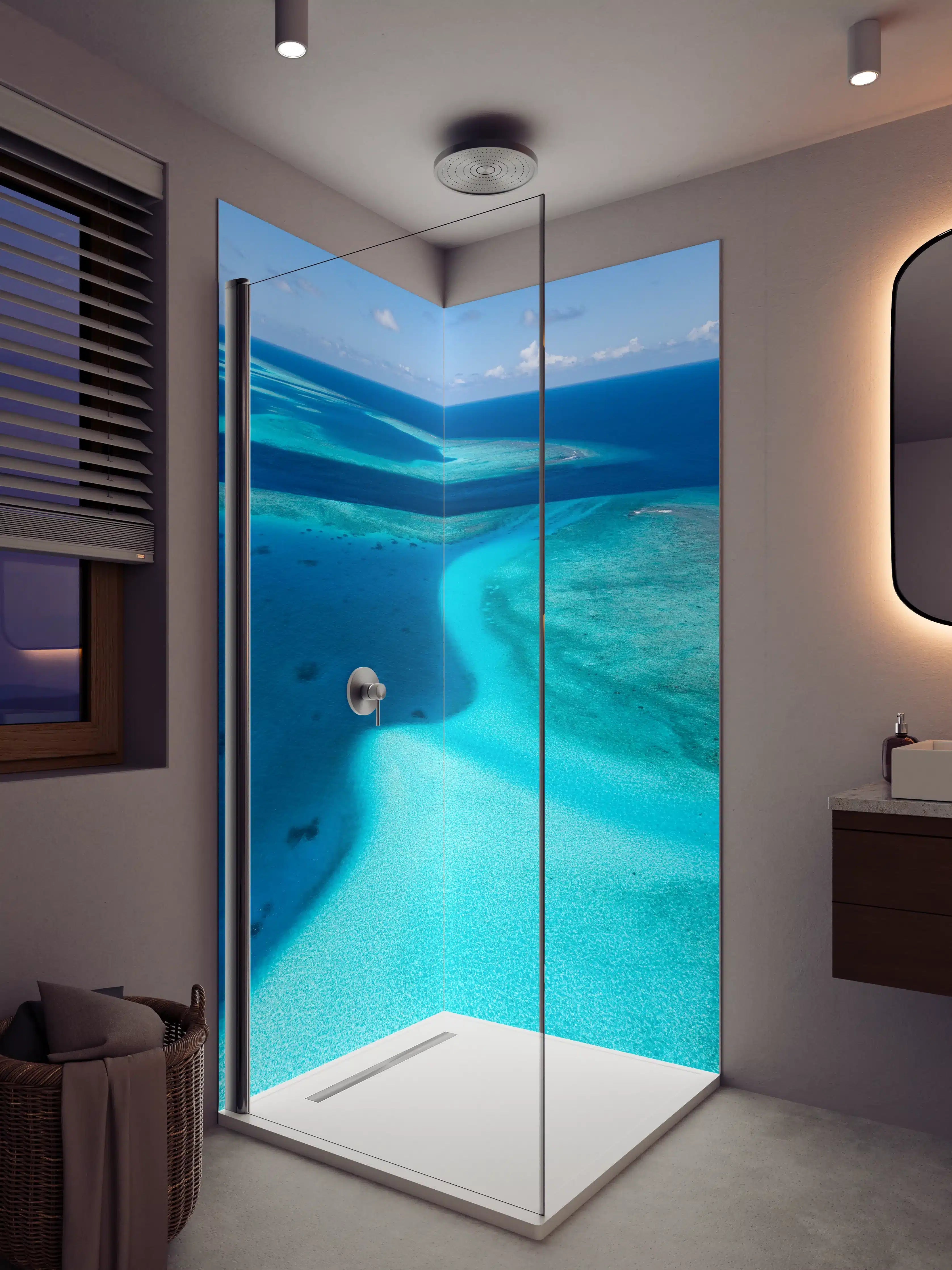 Duschrückwand - Tropisches Meerespanorama in lebhaften Blautönen