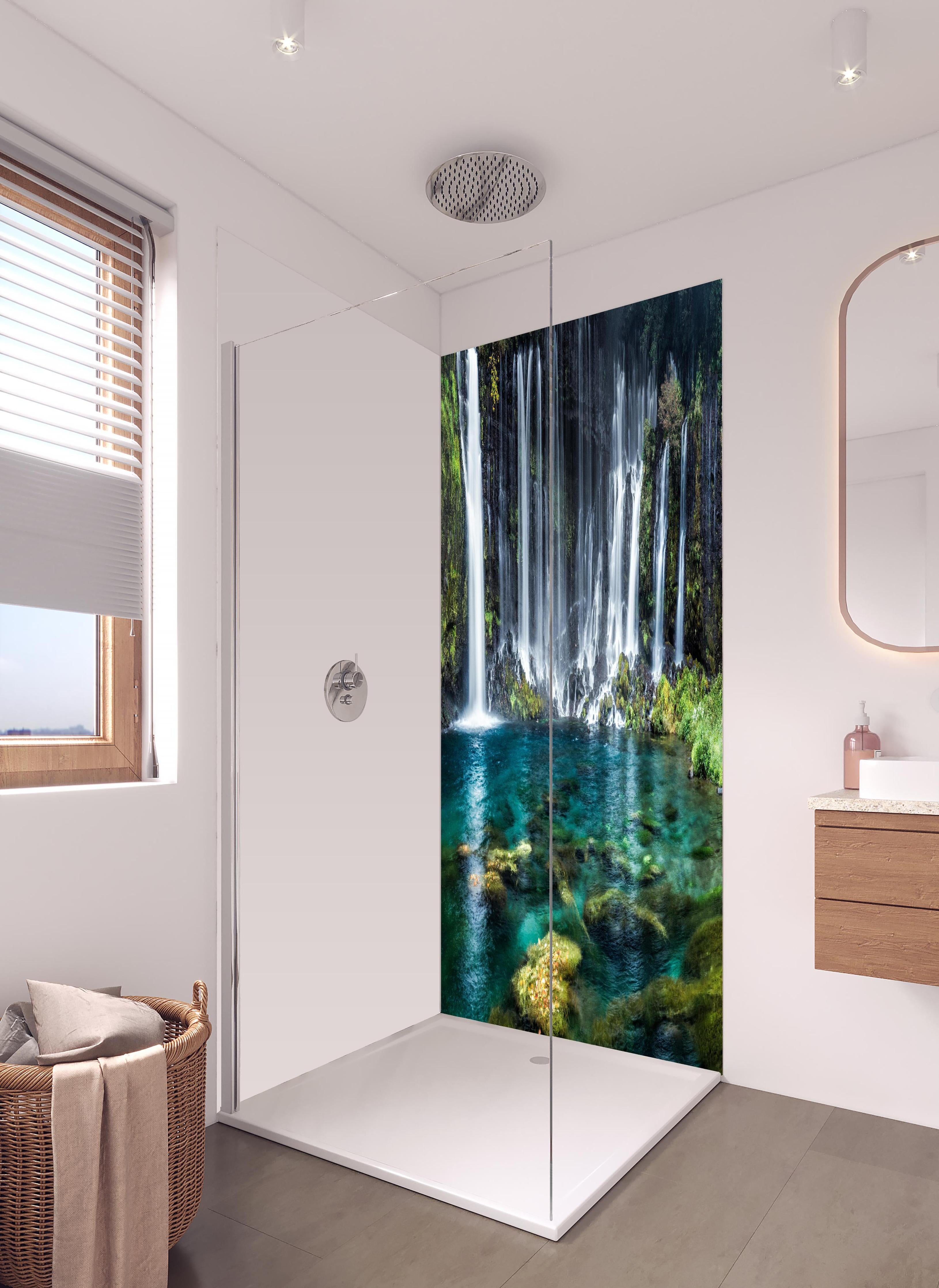 Duschrückwand - Türkisblaue Wasserfälle in Japan in hellem Badezimmer mit Regenduschkopf - zweiteilige Eck-Duschrückwand