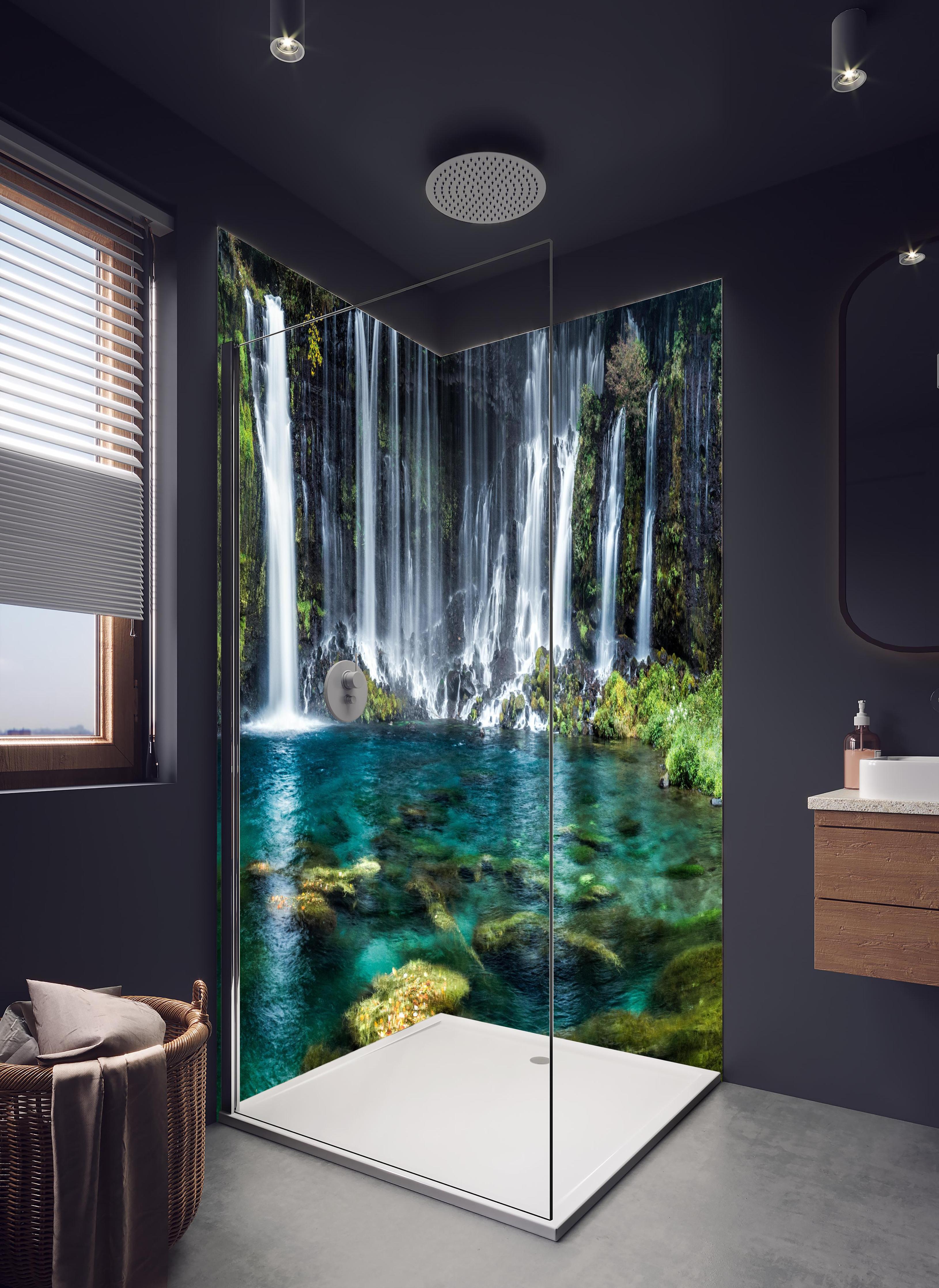 Duschrückwand - Türkisblaue Wasserfälle in Japan in hellem Badezimmer mit Regenduschkopf - zweiteilige Eck-Duschrückwand