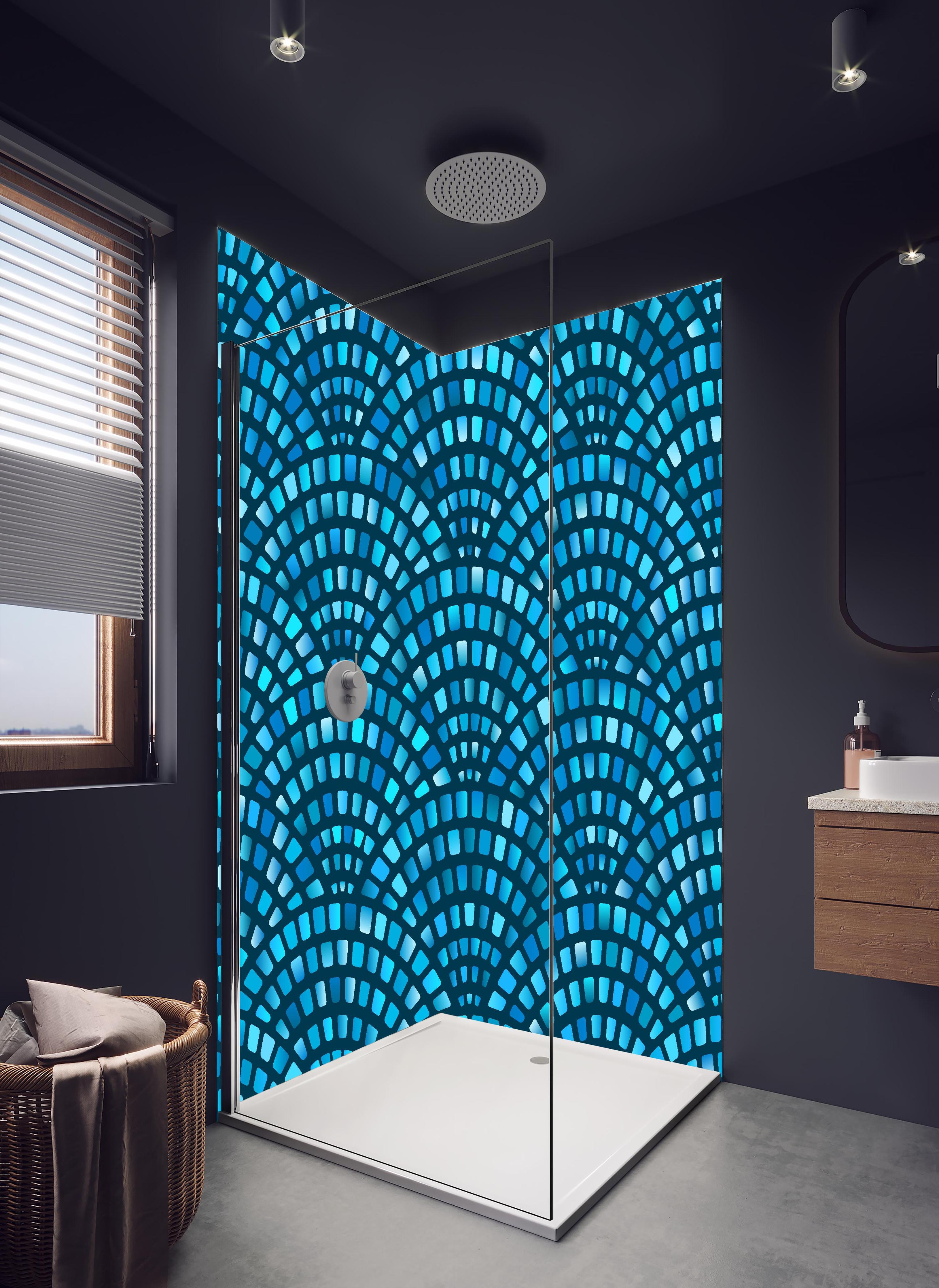 Duschrückwand - Türkises Fischschuppen Mosaik-Muster in hellem Badezimmer mit Regenduschkopf - zweiteilige Eck-Duschrückwand