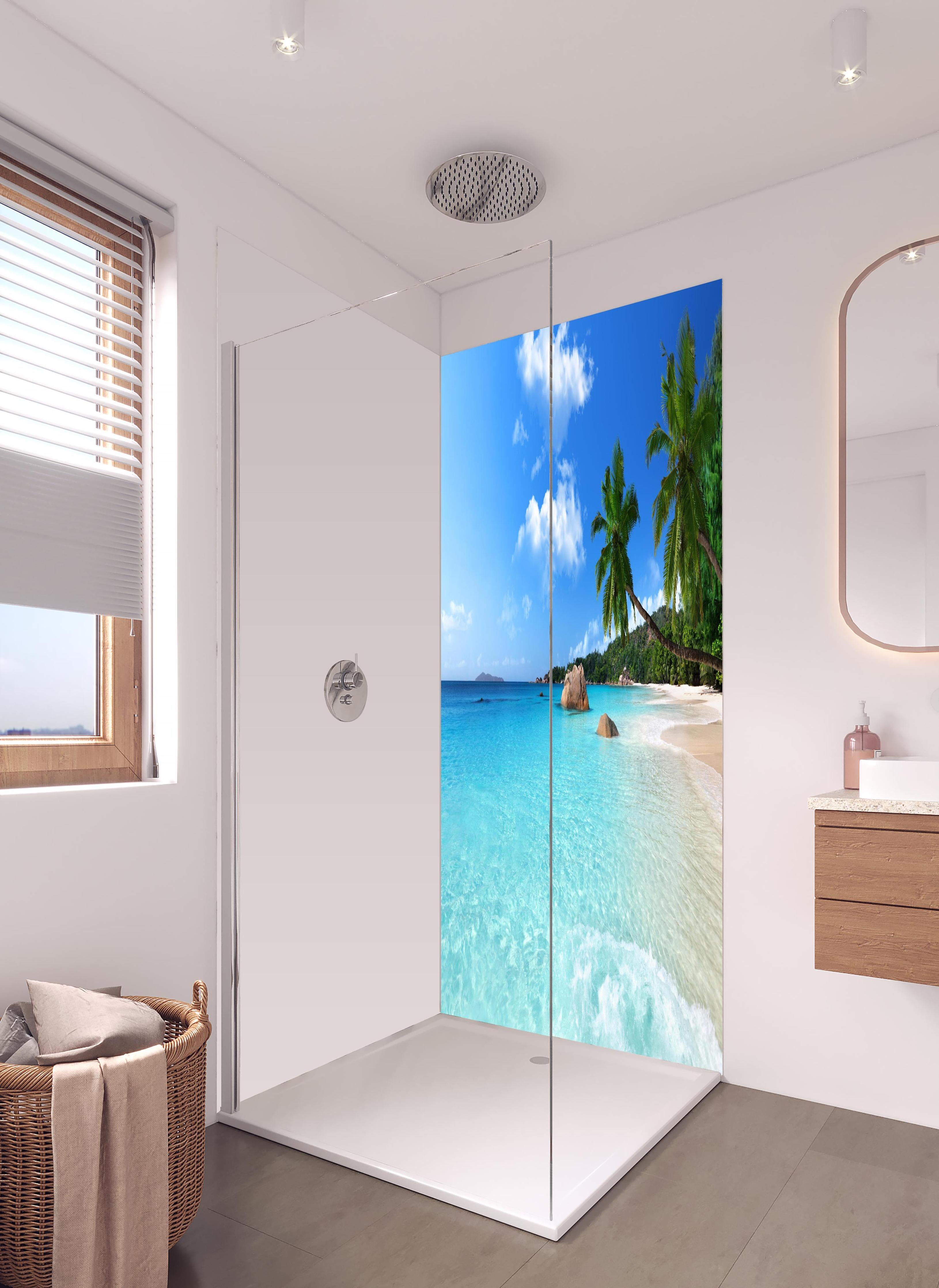 Duschrückwand - Türkises Meer und blauer Himmel Seychellen in hellem Badezimmer mit Regenduschkopf - zweiteilige Eck-Duschrückwand
