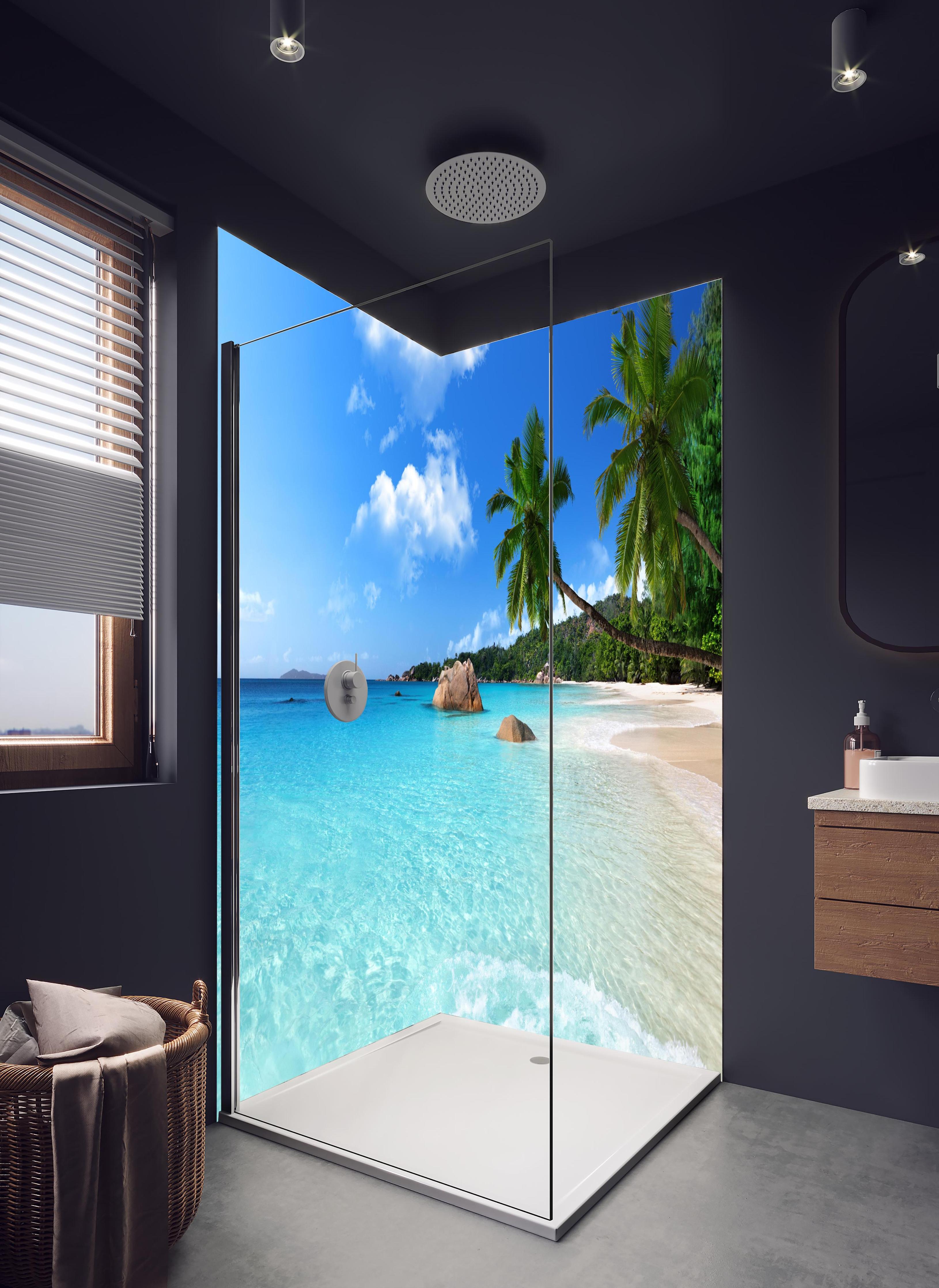 Duschrückwand - Türkises Meer und blauer Himmel Seychellen in hellem Badezimmer mit Regenduschkopf - zweiteilige Eck-Duschrückwand