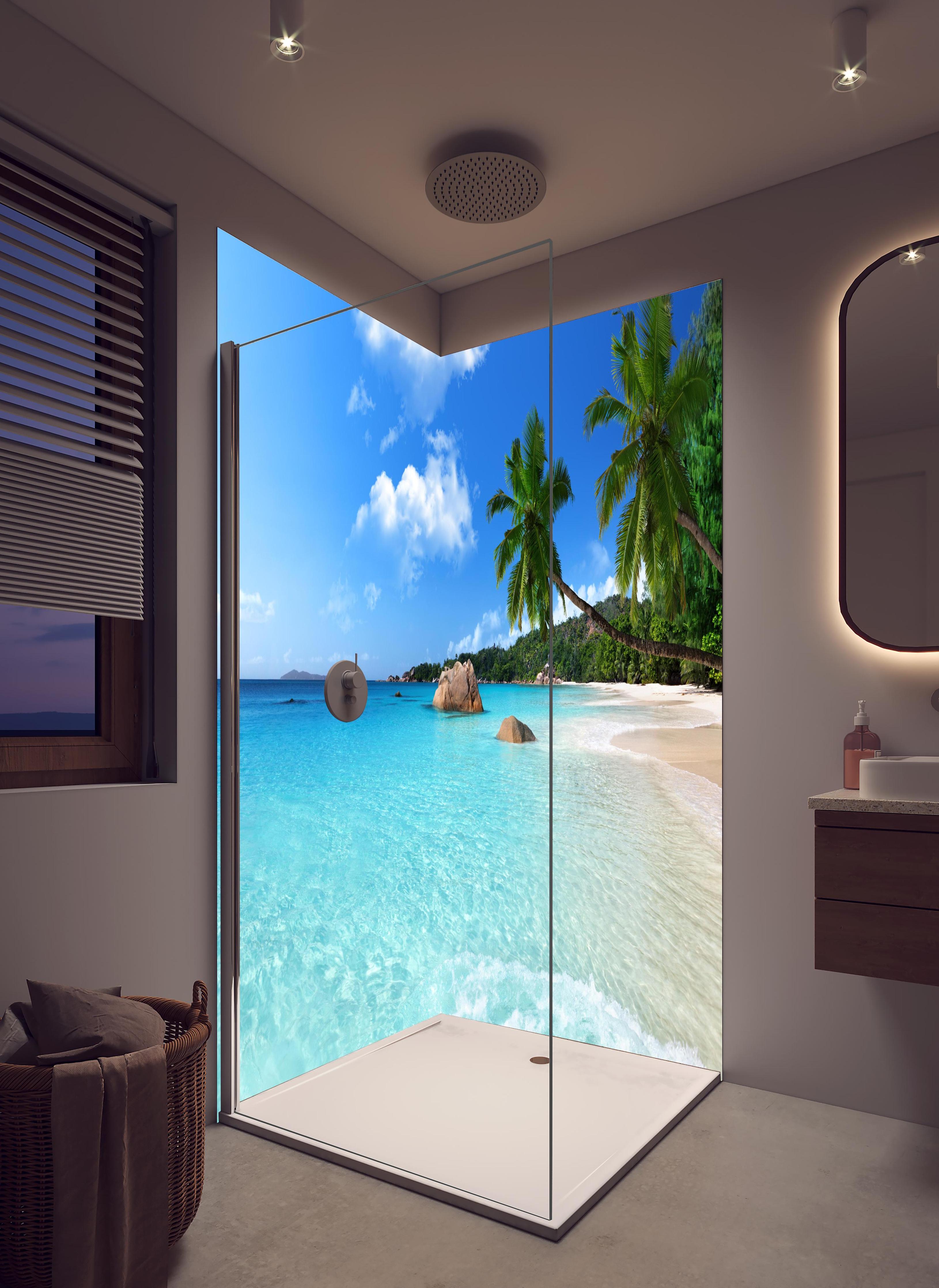Duschrückwand - Türkises Meer und blauer Himmel Seychellen in hellem Badezimmer mit Regenduschkopf - zweiteilige Eck-Duschrückwand