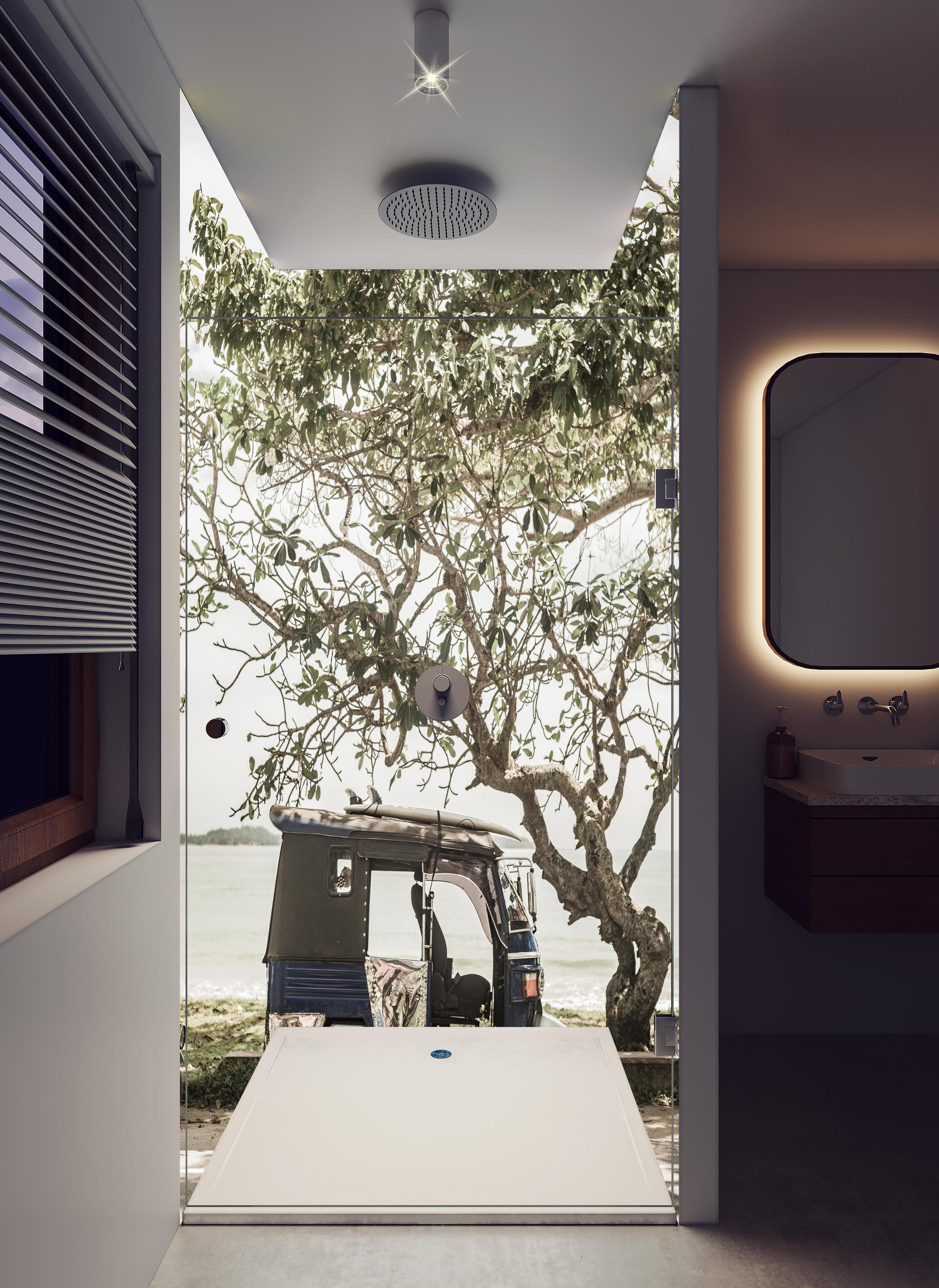 Duschrückwand - Tuk Tuk unter Bäumen am sonnigen Strand in hellem Badezimmer mit Regenduschkopf - zweiteilige Eck-Duschrückwand
