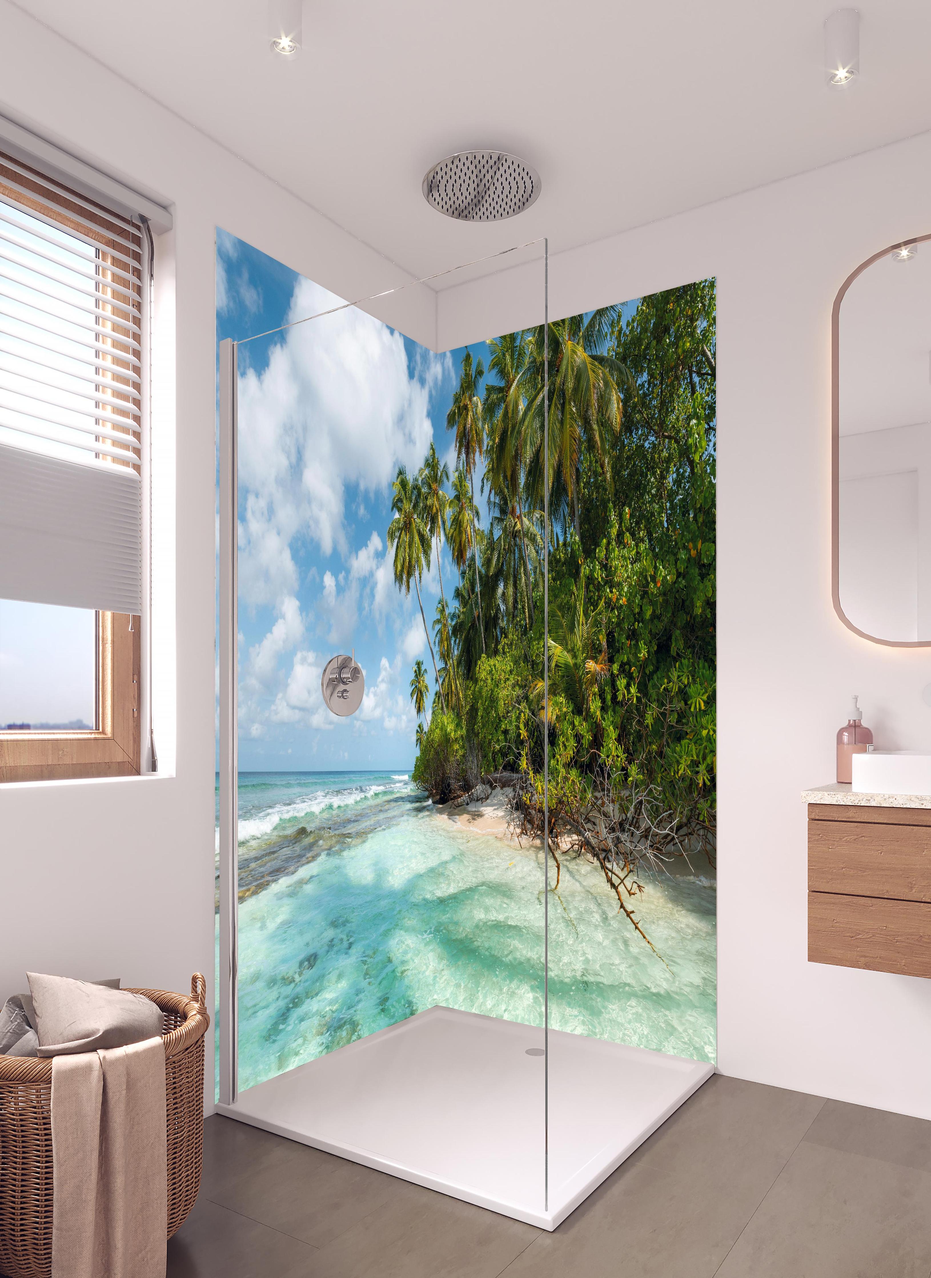 Duschrückwand - Turquoise Bay in hellem Badezimmer mit Regenduschkopf - zweiteilige Eck-Duschrückwand