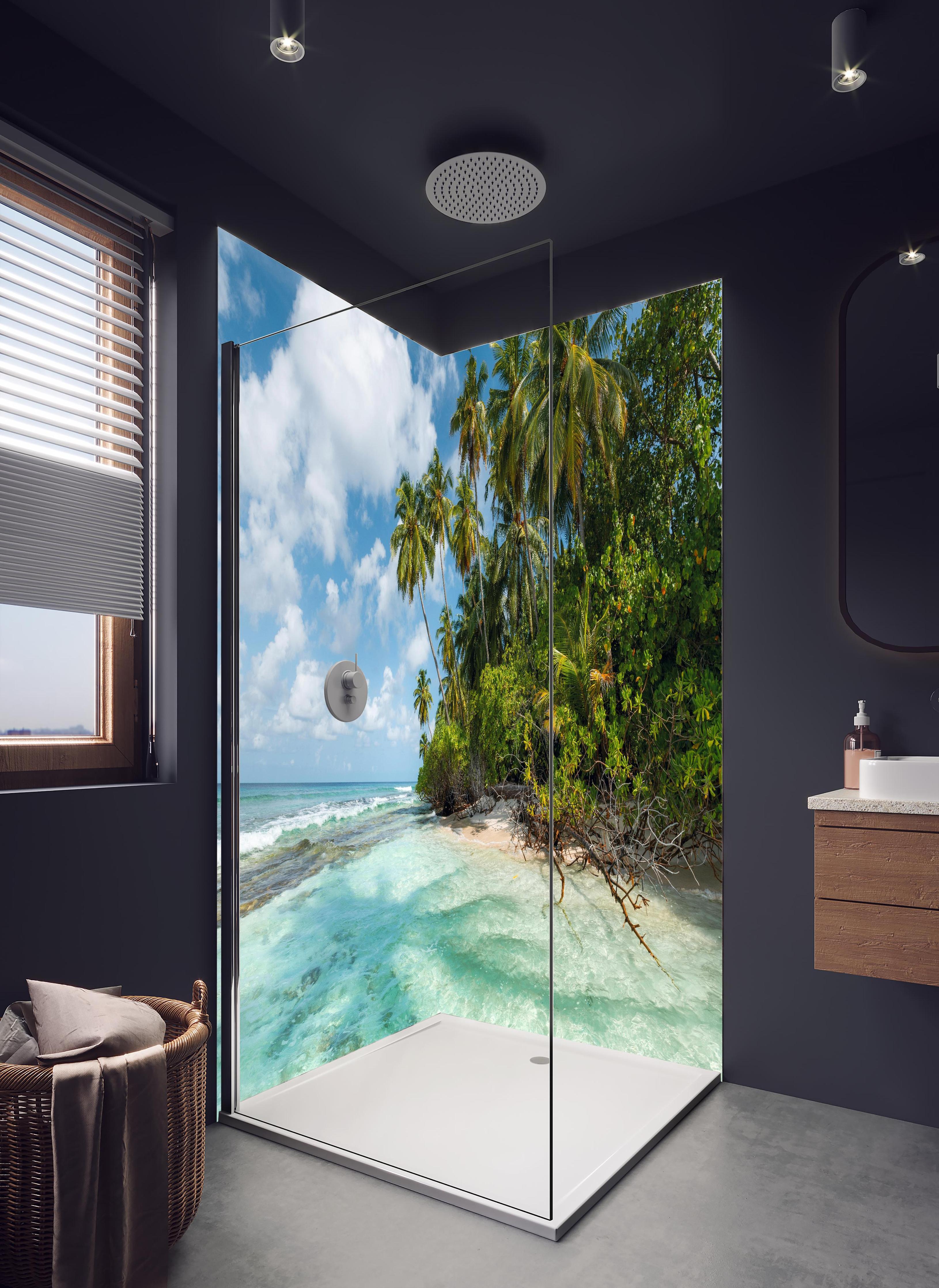 Duschrückwand - Turquoise Bay in hellem Badezimmer mit Regenduschkopf - zweiteilige Eck-Duschrückwand