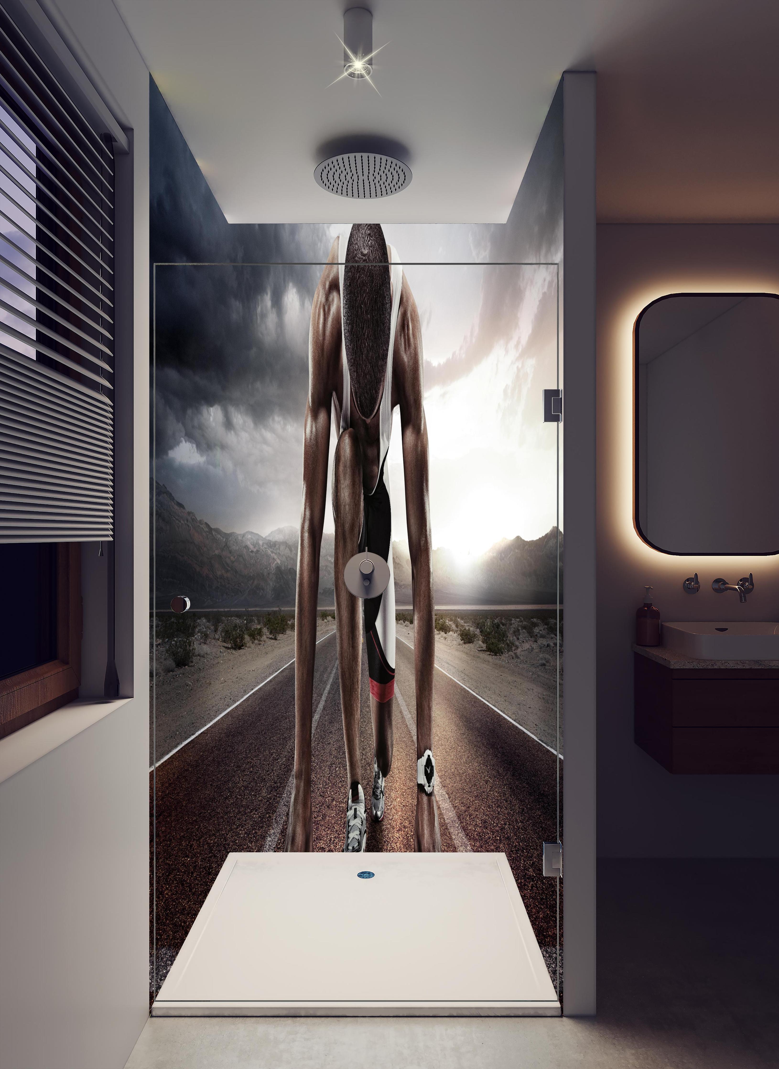 Duschrückwand - Ungewöhnliche Laufstrecke - Athlet in hellem Badezimmer mit Regenduschkopf - zweiteilige Eck-Duschrückwand