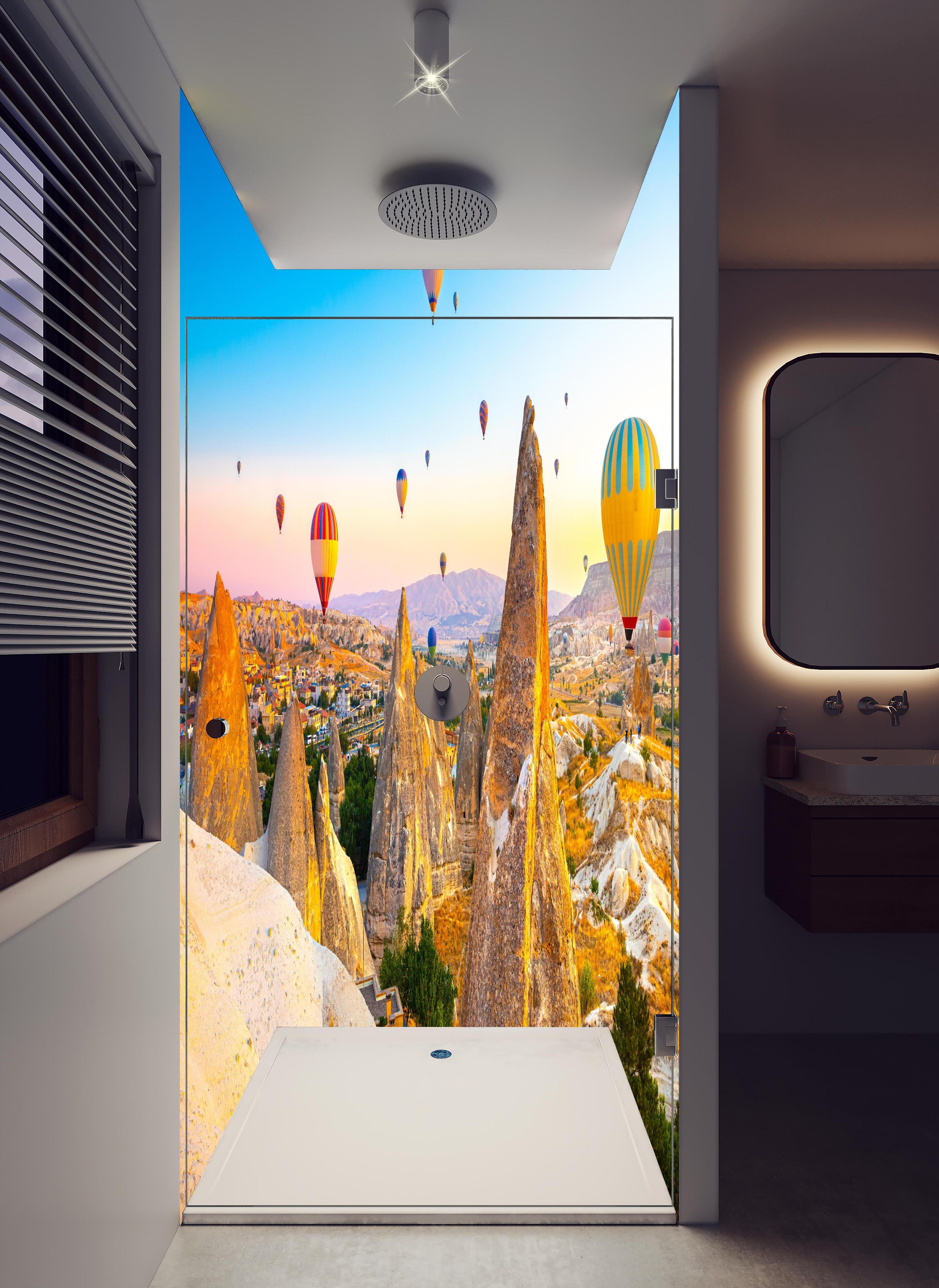 Duschrückwand - Ungewöhnlichen Felslandschaft in Kappadokien in hellem Badezimmer mit Regenduschkopf - zweiteilige Eck-Duschrückwand