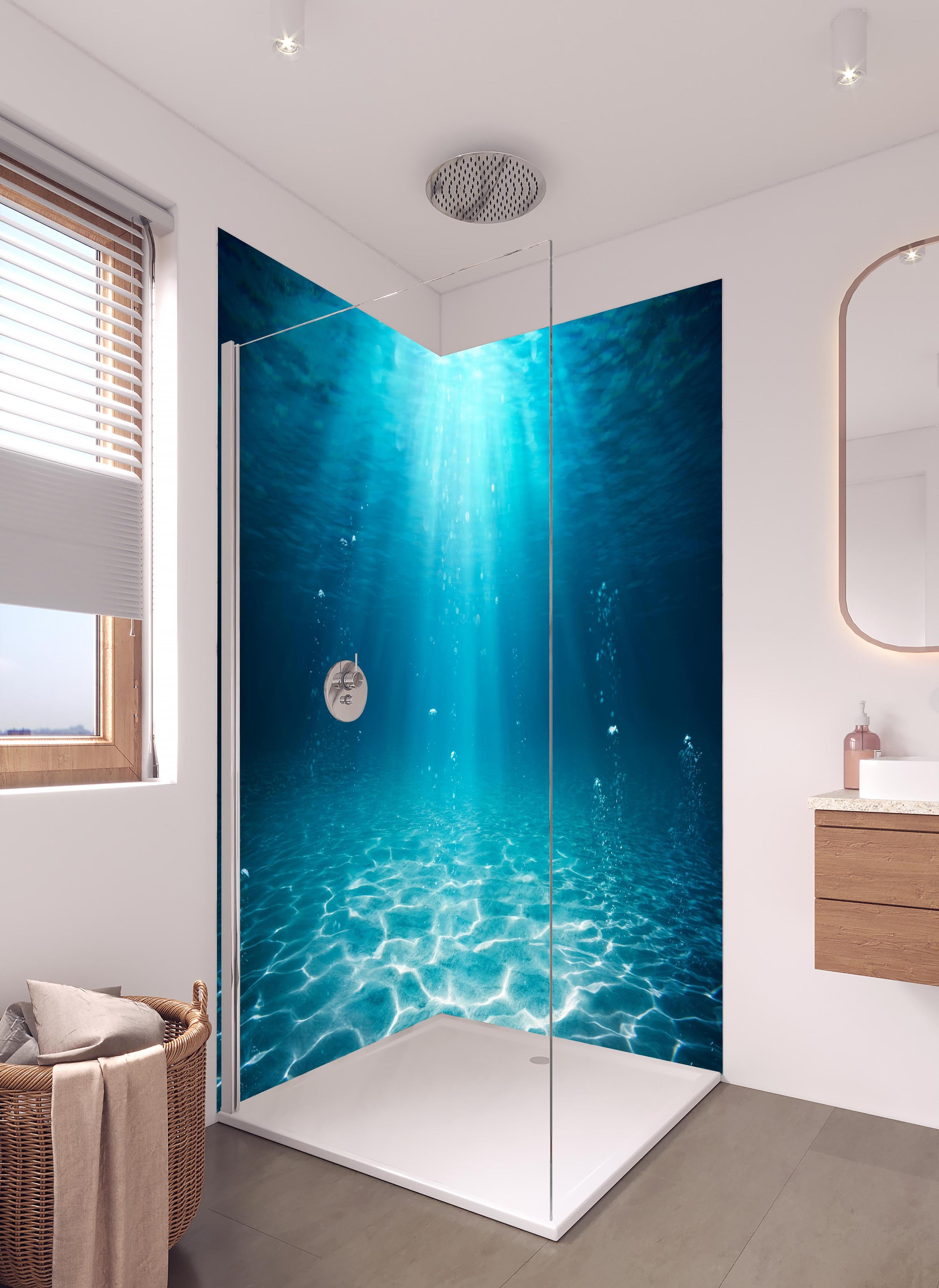 Duschrückwand - Unterwasser Blick - Ozean in hellem Badezimmer mit Regenduschkopf - zweiteilige Eck-Duschrückwand