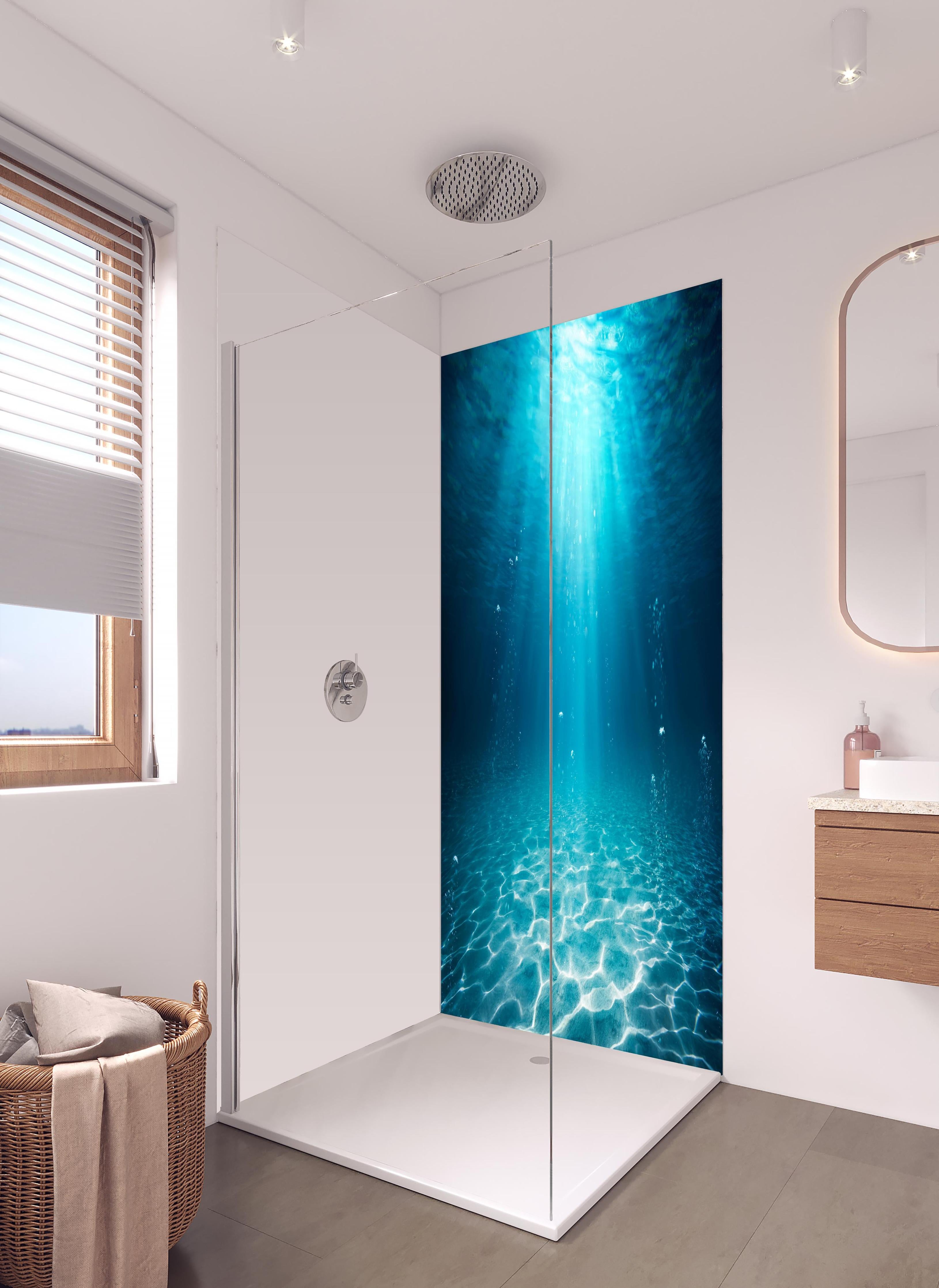 Duschrückwand - Unterwasser Blick - Ozean in hellem Badezimmer mit Regenduschkopf - zweiteilige Eck-Duschrückwand