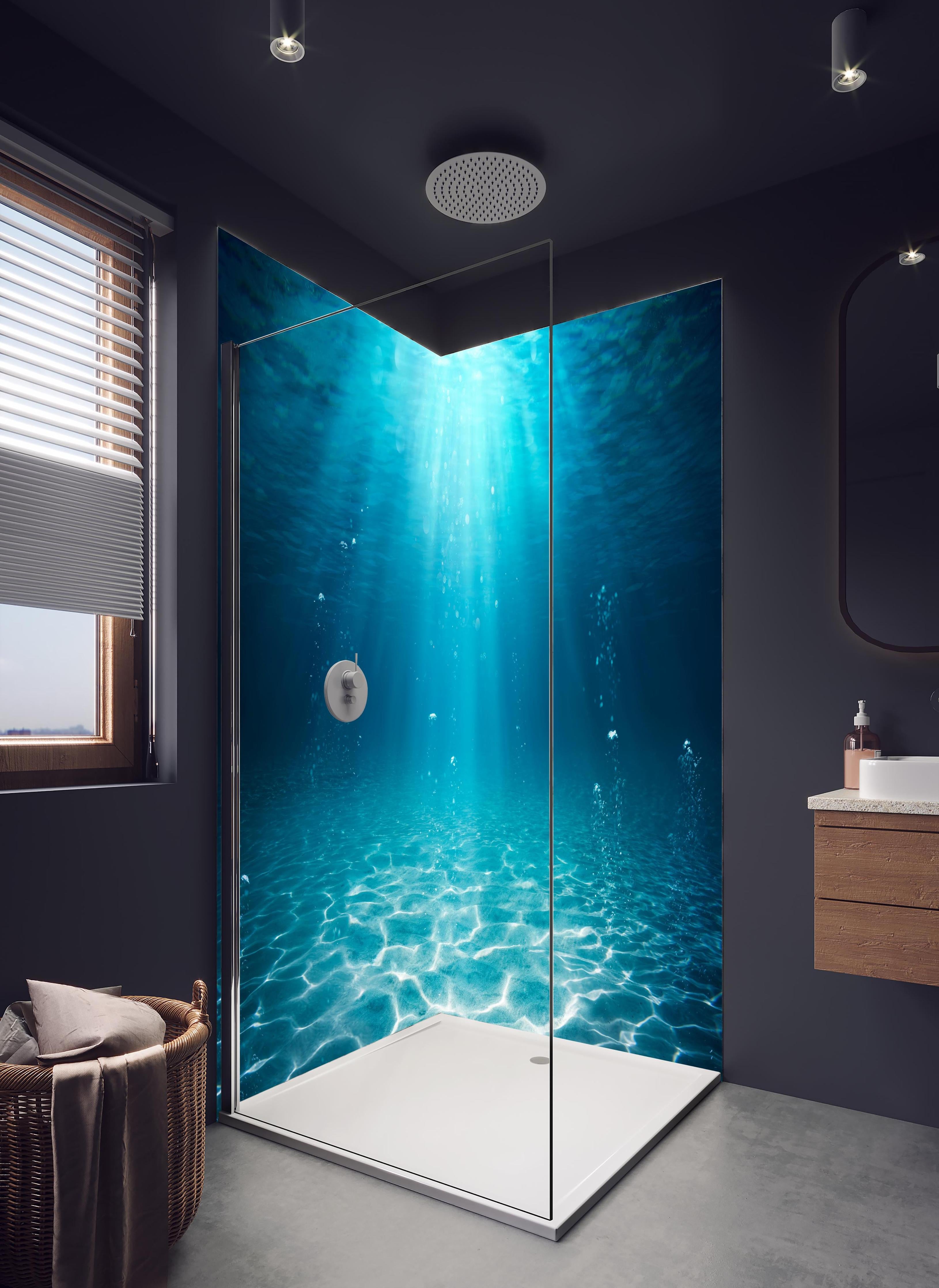 Duschrückwand - Unterwasser Blick - Ozean in hellem Badezimmer mit Regenduschkopf - zweiteilige Eck-Duschrückwand