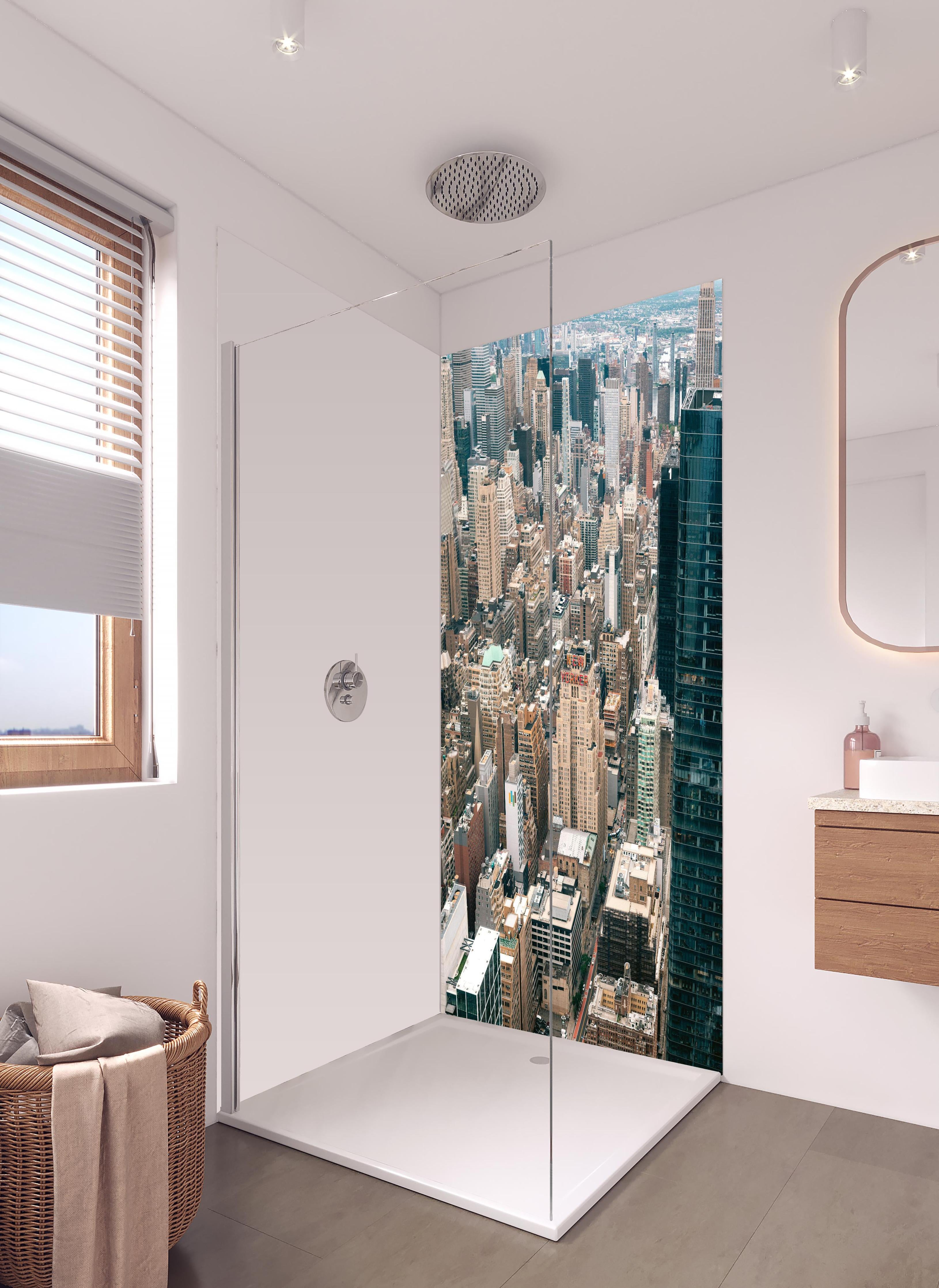Duschrückwand - Urbaner Blick auf Manhattan Hochhäuser in hellem Badezimmer mit Regenduschkopf - zweiteilige Eck-Duschrückwand