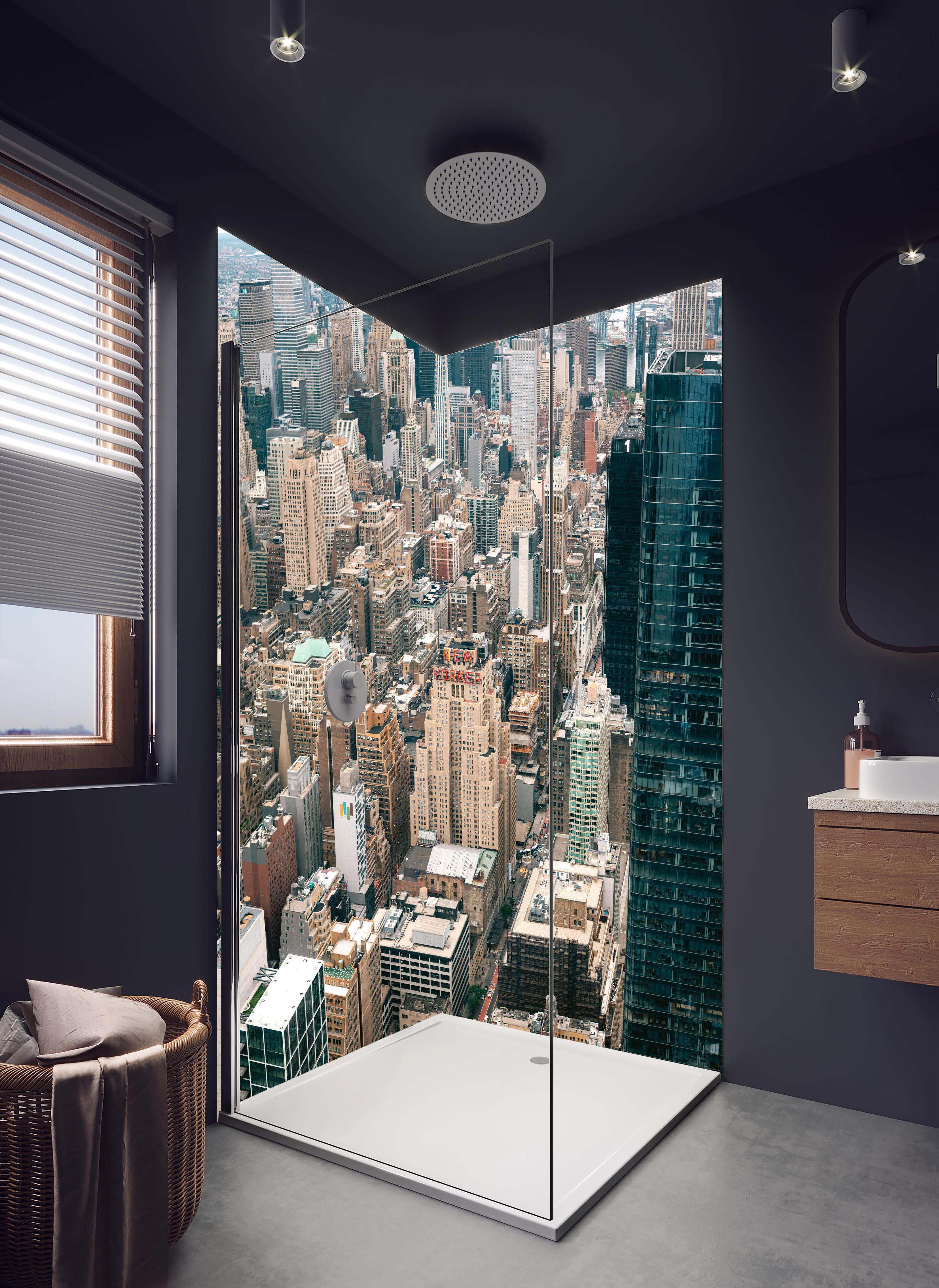 Duschrückwand - Urbaner Blick auf Manhattan Hochhäuser in hellem Badezimmer mit Regenduschkopf - zweiteilige Eck-Duschrückwand