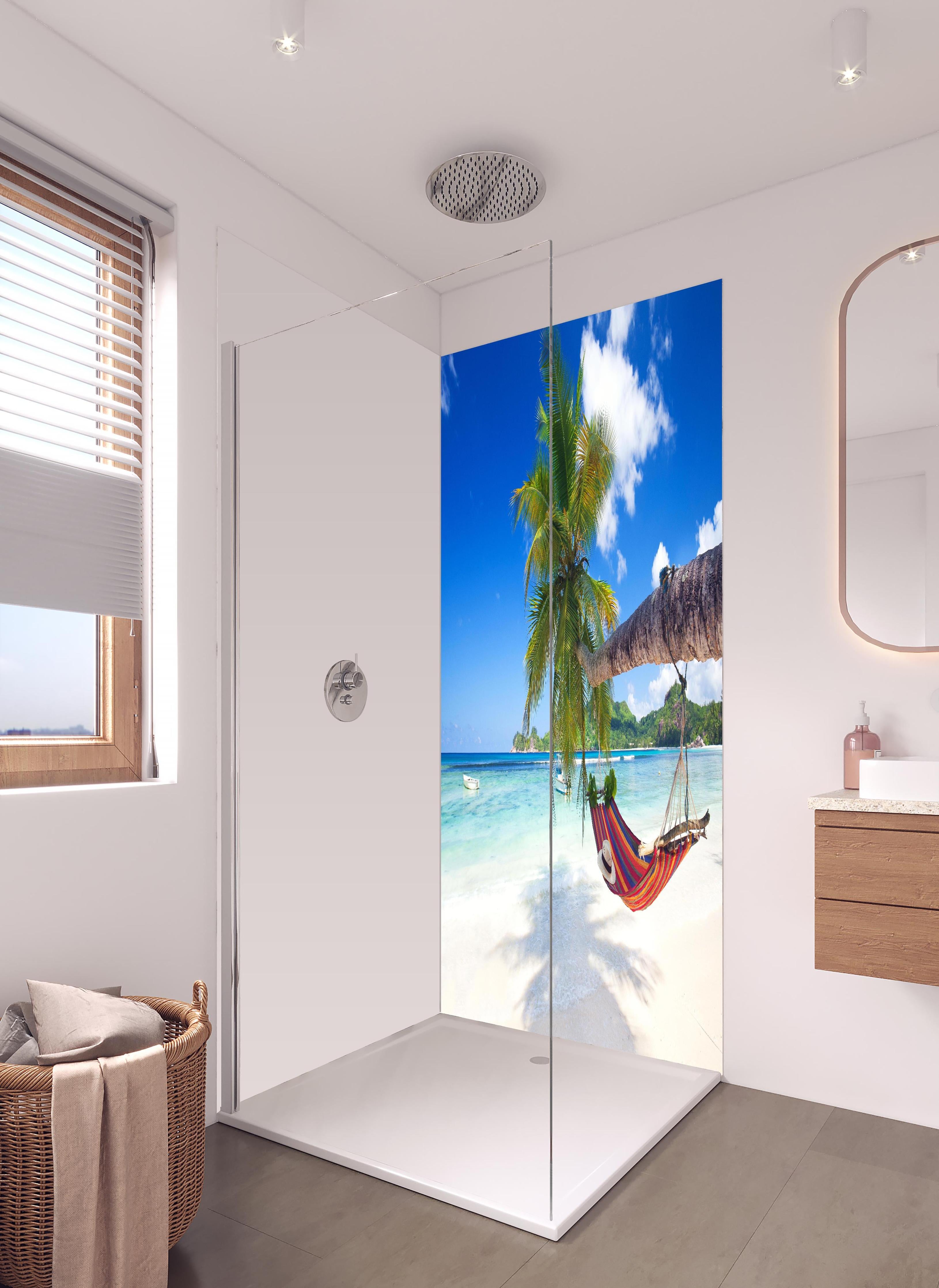 Duschrückwand - Urlaub am Strand in Seychellen in hellem Badezimmer mit Regenduschkopf - zweiteilige Eck-Duschrückwand