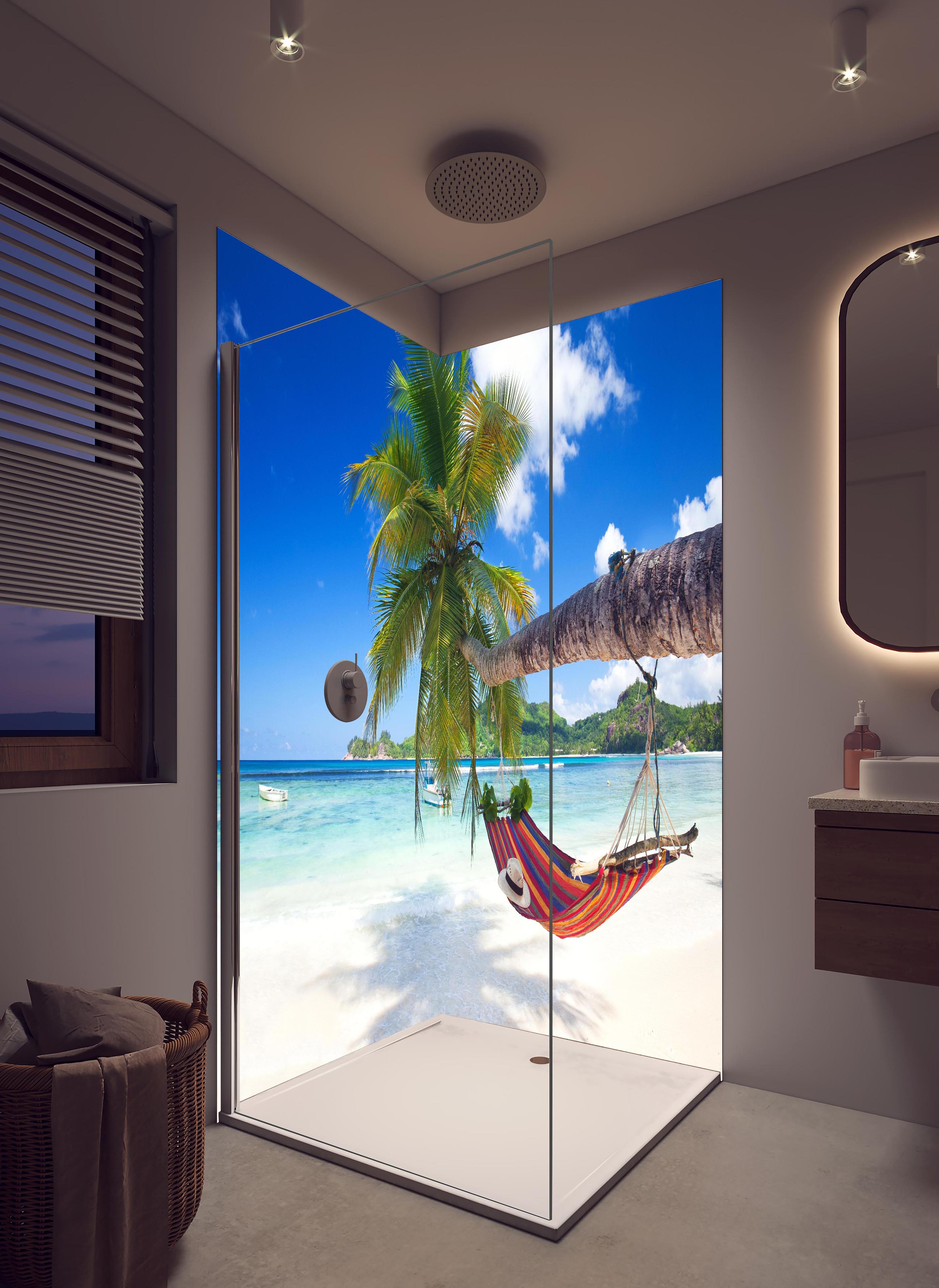 Duschrückwand - Urlaub am Strand in Seychellen in hellem Badezimmer mit Regenduschkopf - zweiteilige Eck-Duschrückwand