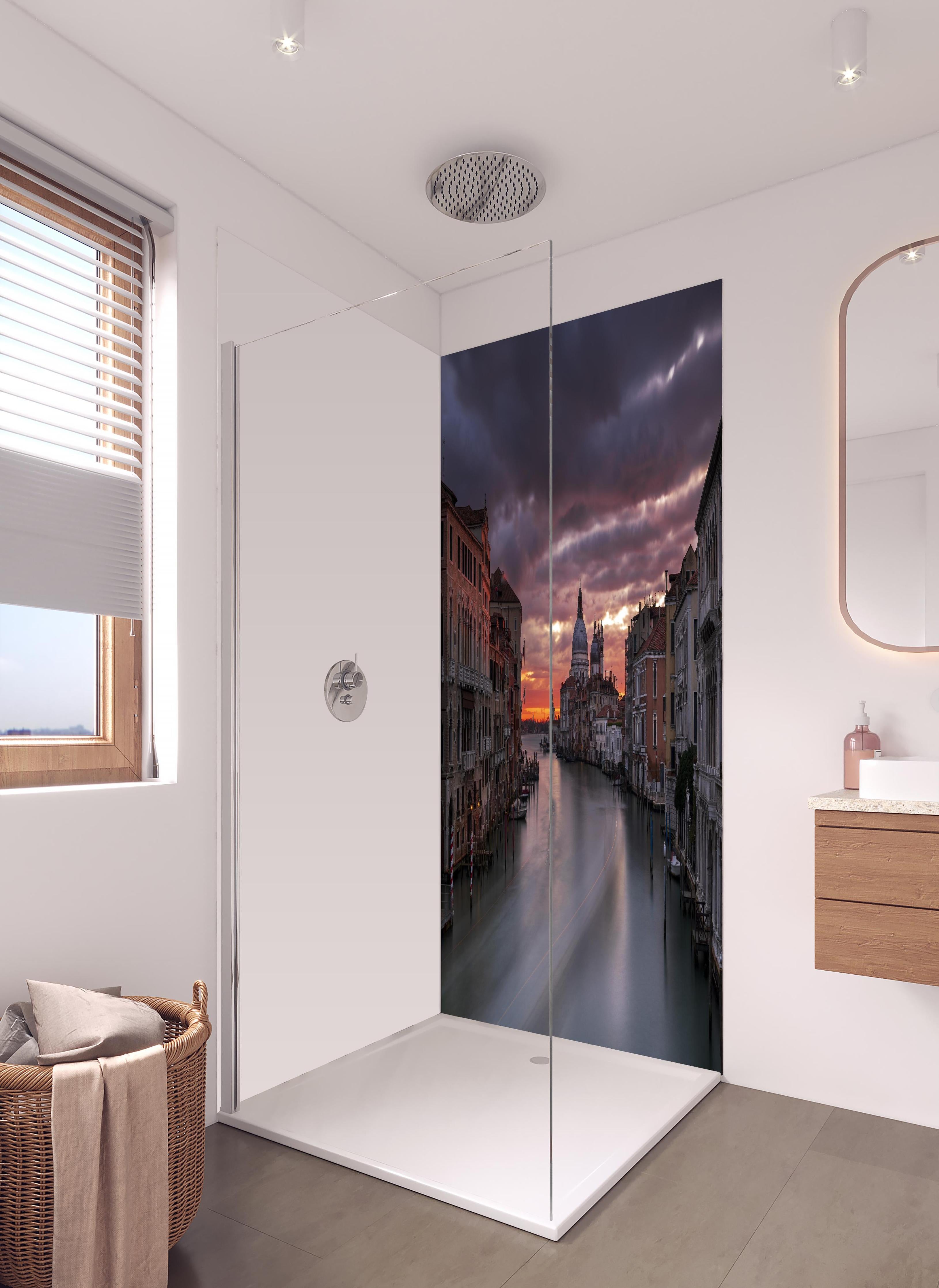 Duschrückwand - Venedig - Sonnenaufgang in hellem Badezimmer mit Regenduschkopf - zweiteilige Eck-Duschrückwand