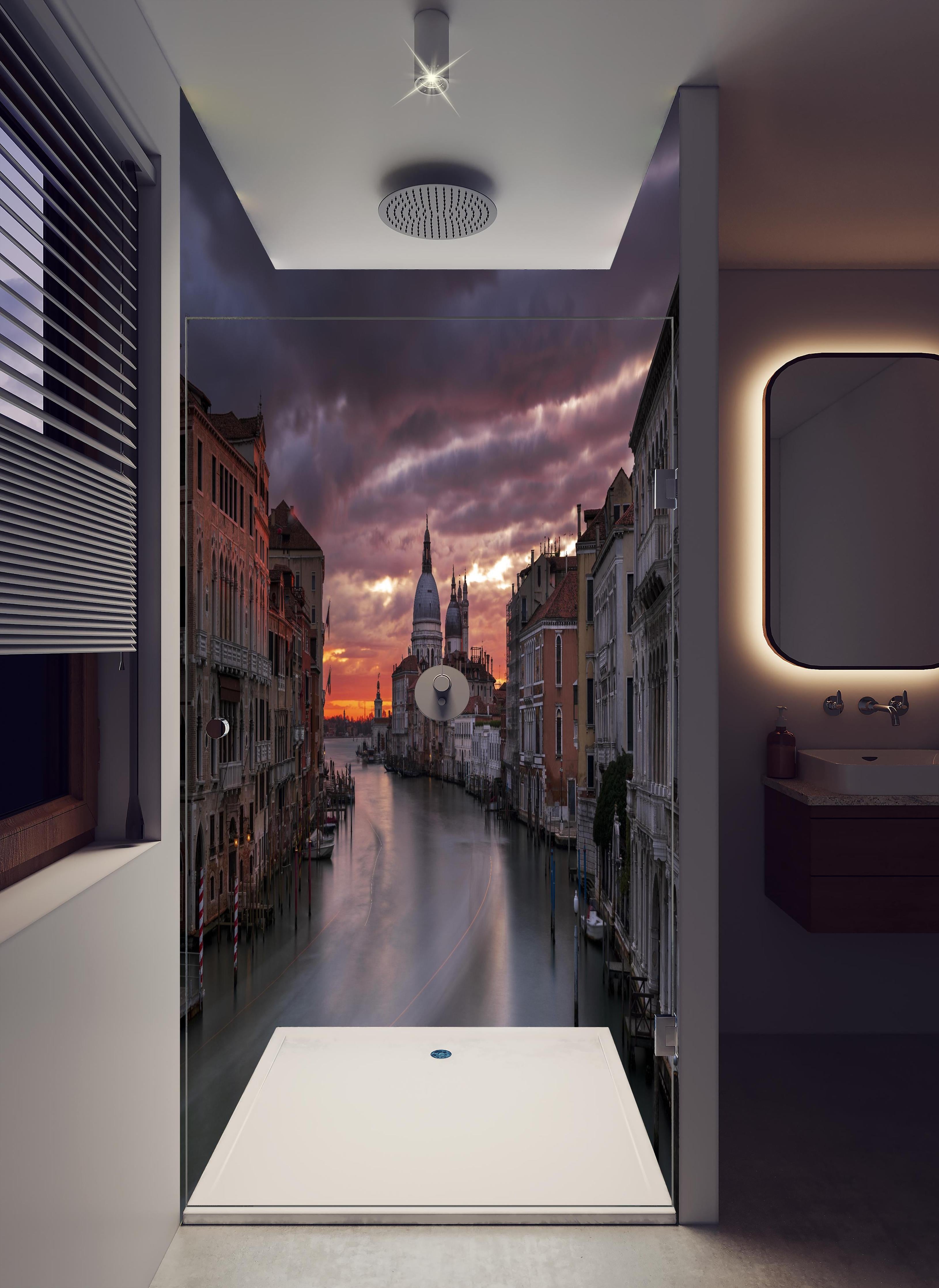 Duschrückwand - Venedig - Sonnenaufgang in hellem Badezimmer mit Regenduschkopf - zweiteilige Eck-Duschrückwand