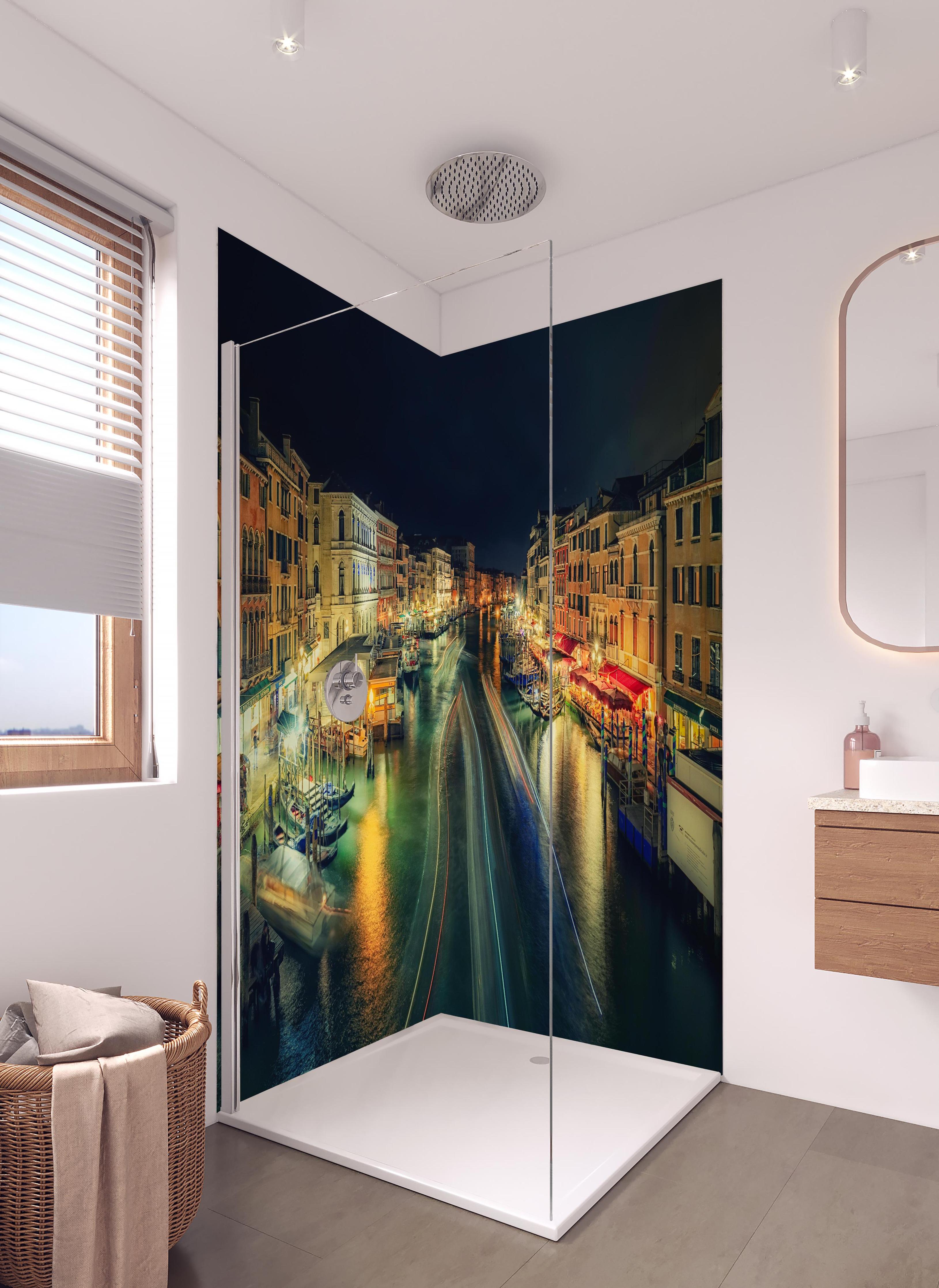 Duschrückwand - Venezianische Gondeln bei Nacht in hellem Badezimmer mit Regenduschkopf - zweiteilige Eck-Duschrückwand