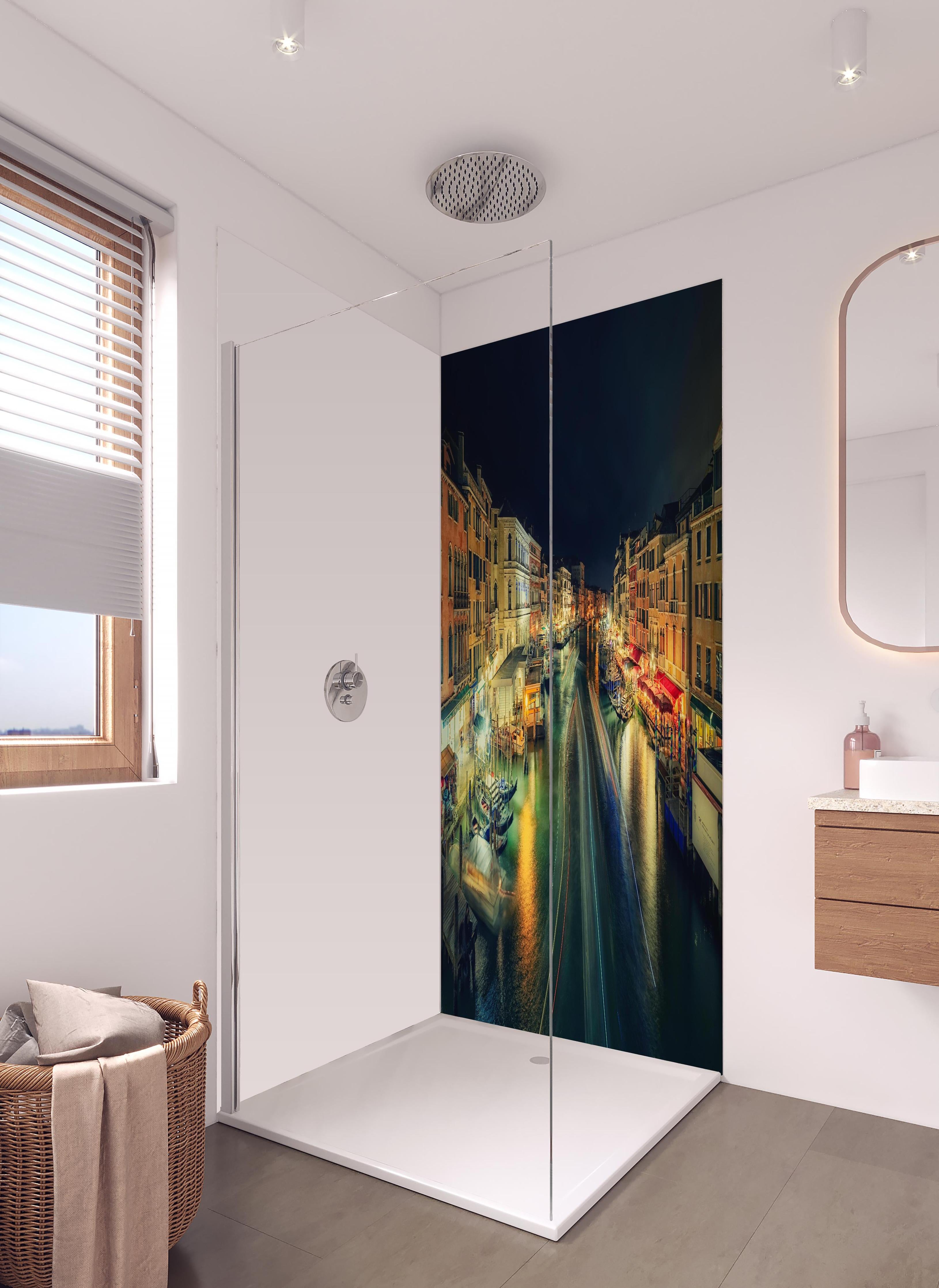 Duschrückwand - Venezianische Gondeln bei Nacht in hellem Badezimmer mit Regenduschkopf - zweiteilige Eck-Duschrückwand