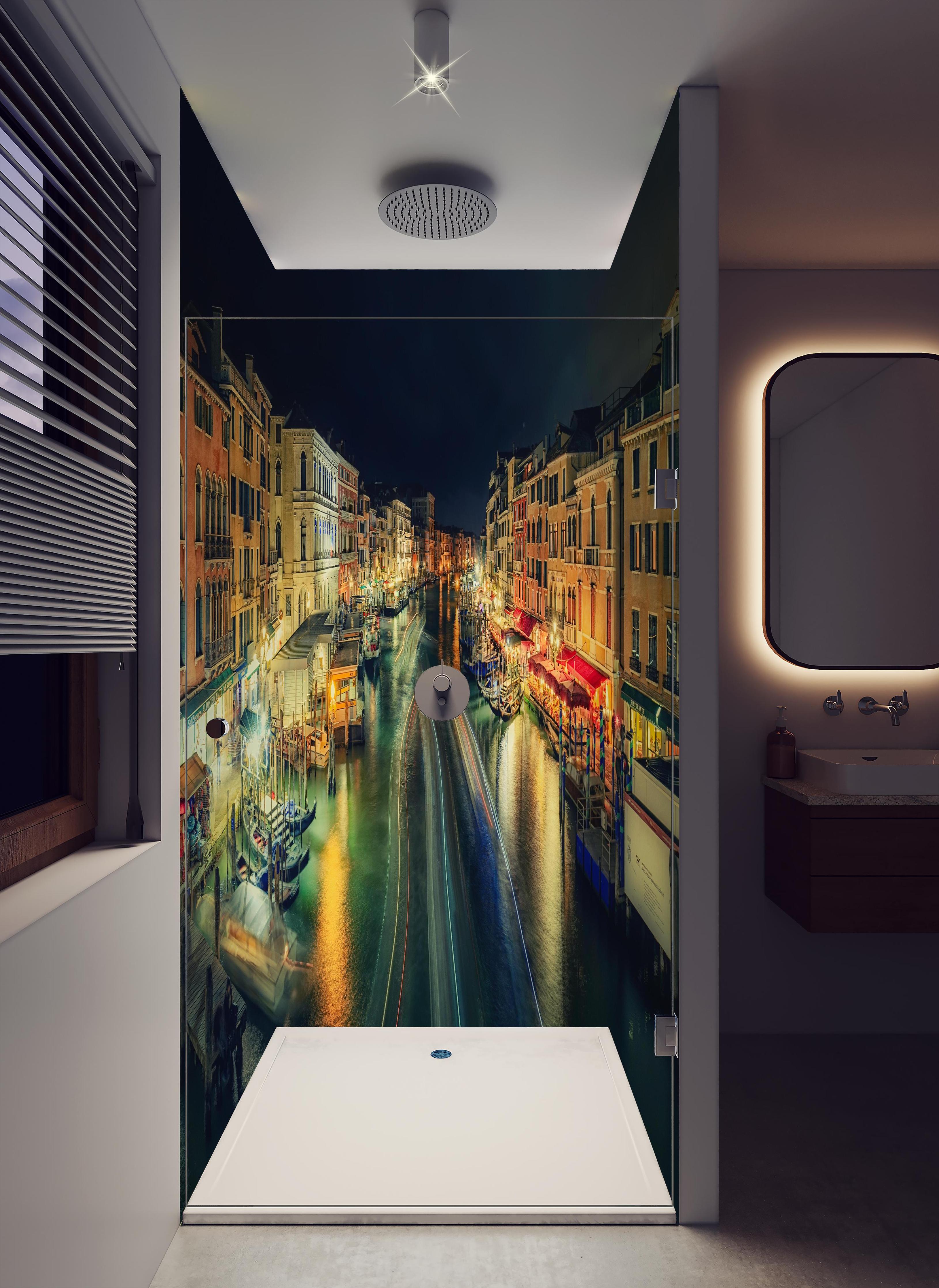 Duschrückwand - Venezianische Gondeln bei Nacht in hellem Badezimmer mit Regenduschkopf - zweiteilige Eck-Duschrückwand