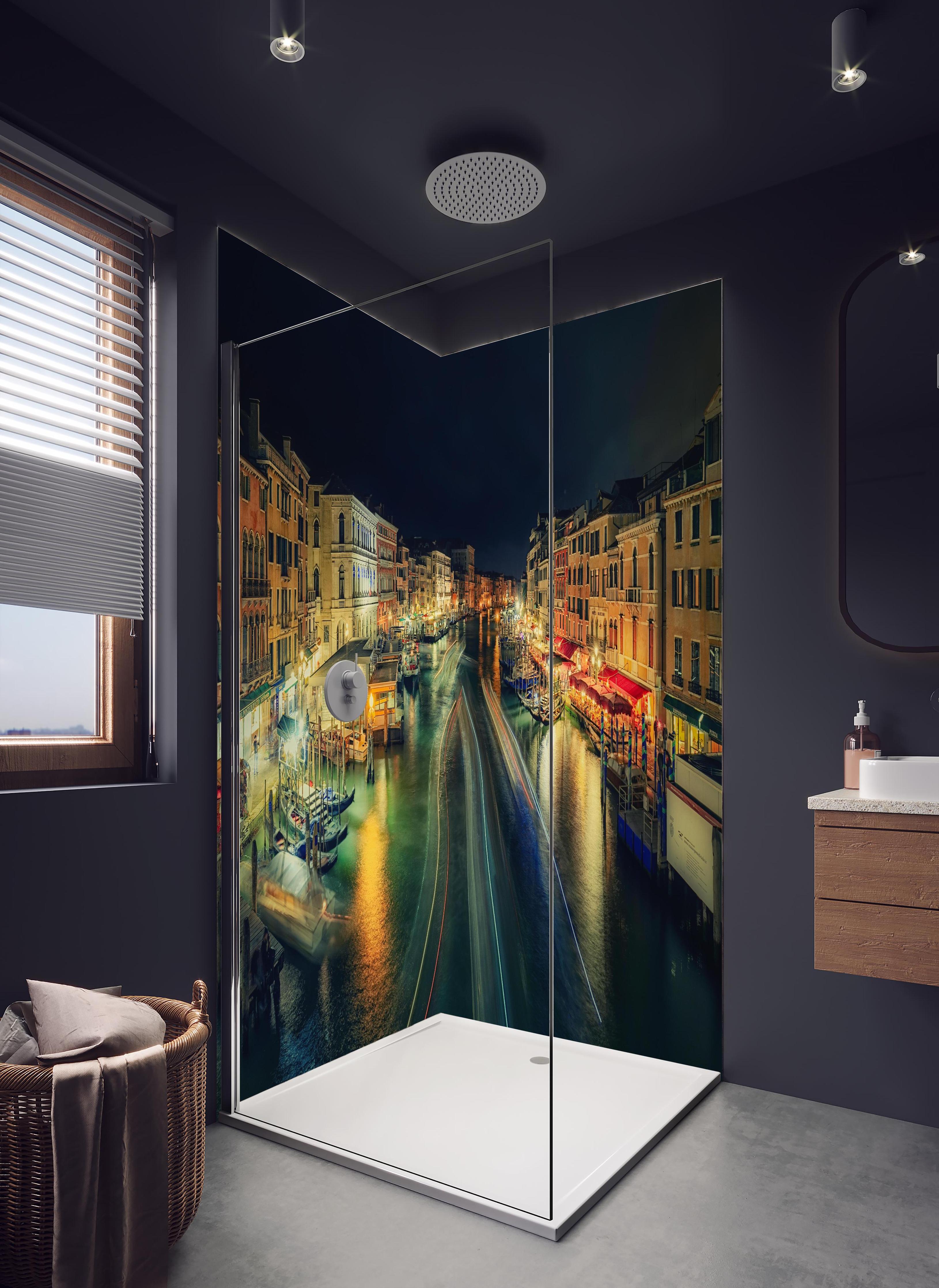 Duschrückwand - Venezianische Gondeln bei Nacht in hellem Badezimmer mit Regenduschkopf - zweiteilige Eck-Duschrückwand
