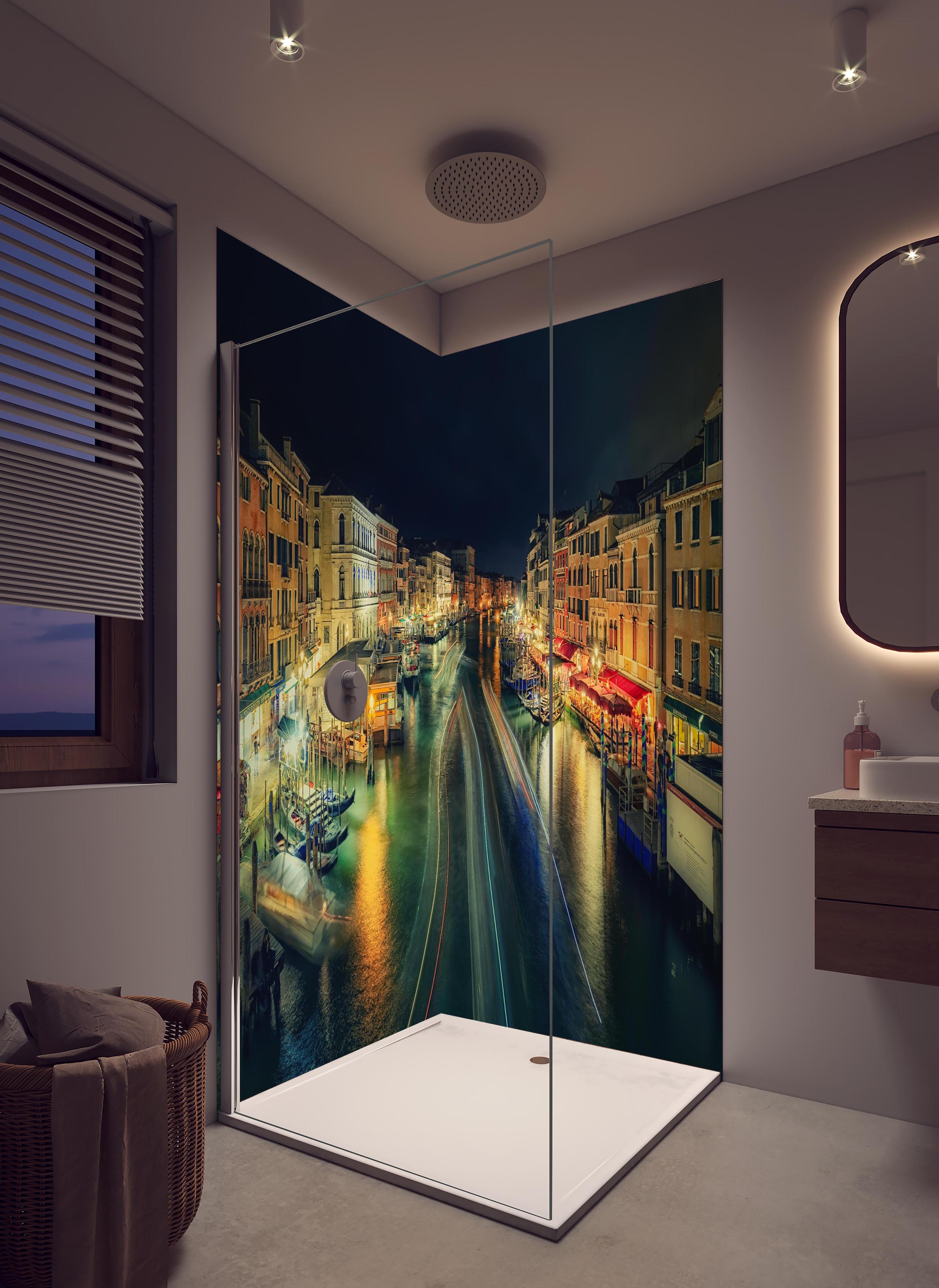 Duschrückwand - Venezianische Gondeln bei Nacht in hellem Badezimmer mit Regenduschkopf - zweiteilige Eck-Duschrückwand