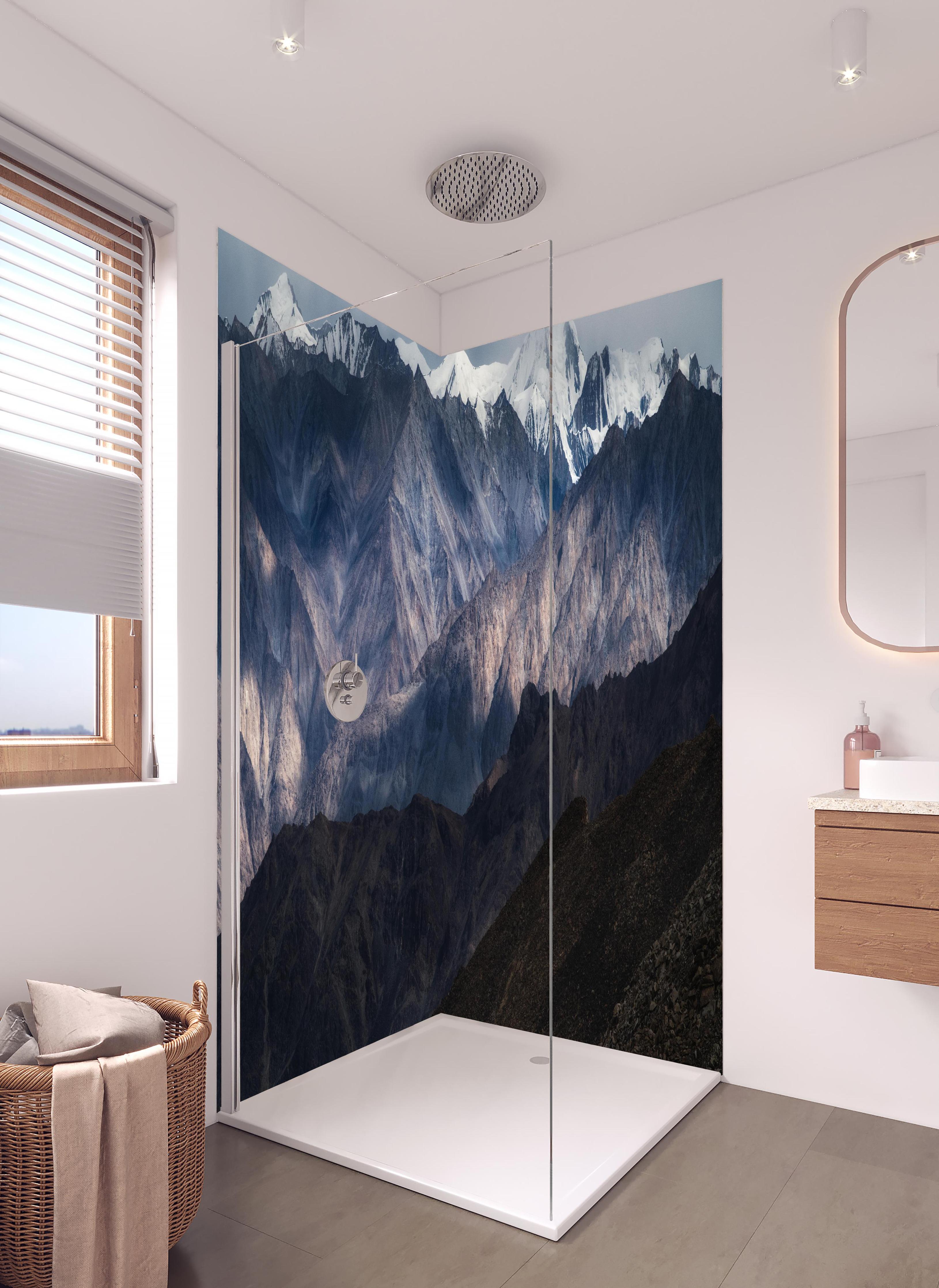 Duschrückwand - Verschneite Berge mit grauer Gesteinsstruktur in hellem Badezimmer mit Regenduschkopf - zweiteilige Eck-Duschrückwand