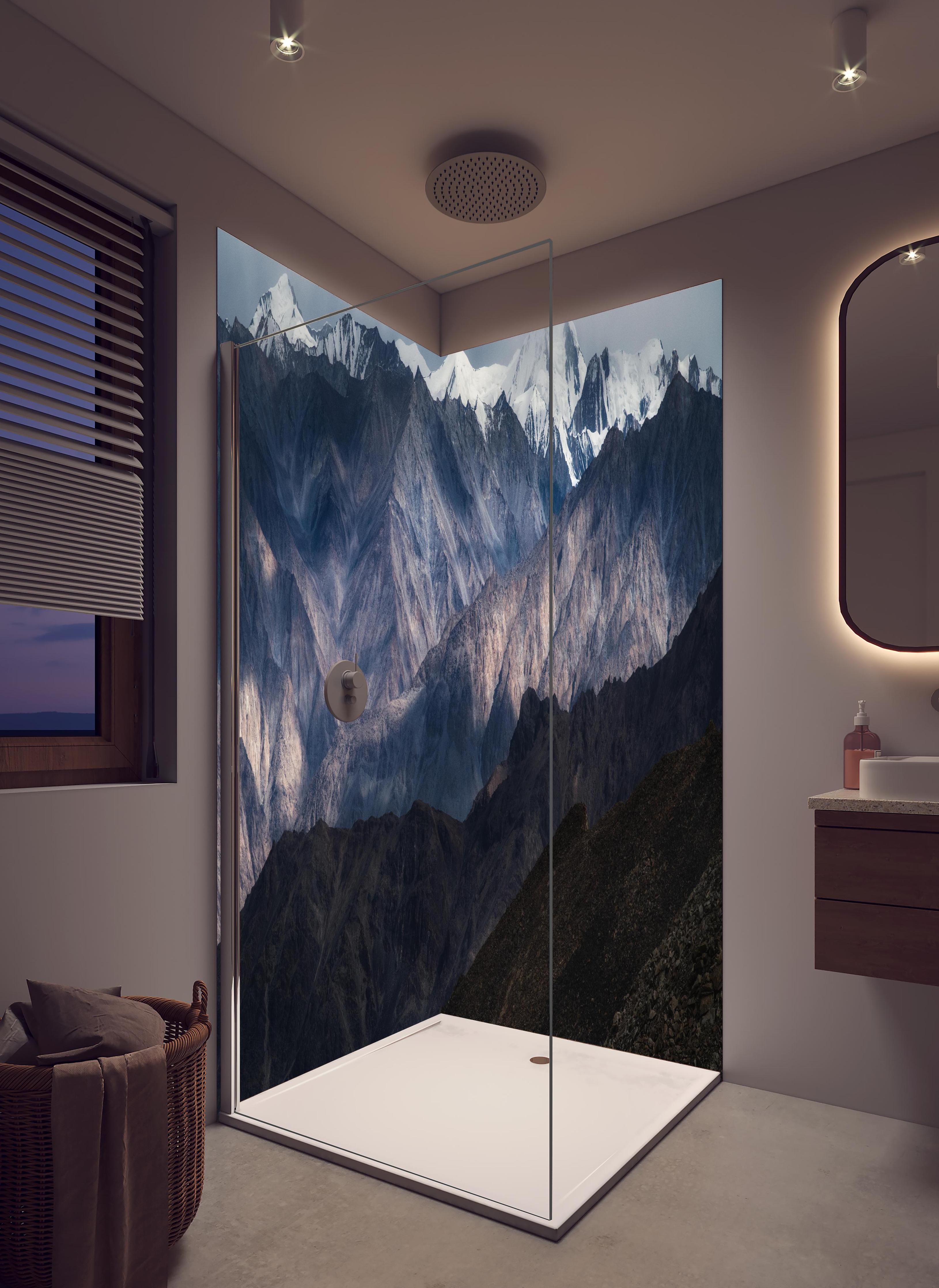 Duschrückwand - Verschneite Berge mit grauer Gesteinsstruktur in hellem Badezimmer mit Regenduschkopf - zweiteilige Eck-Duschrückwand