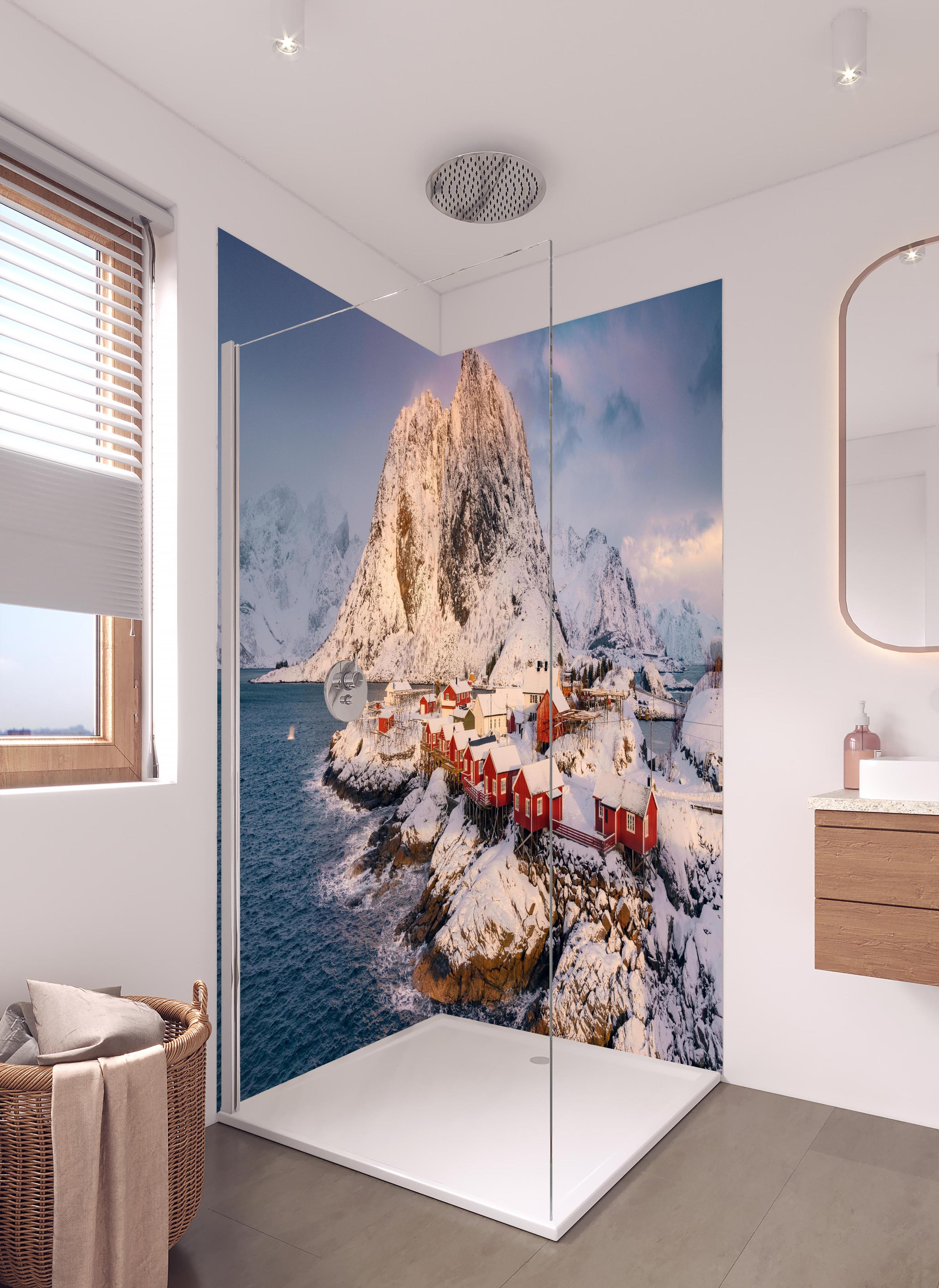 Duschrückwand - Verschneite Lofoten Inseln mit Nordlicht in hellem Badezimmer mit Regenduschkopf - zweiteilige Eck-Duschrückwand