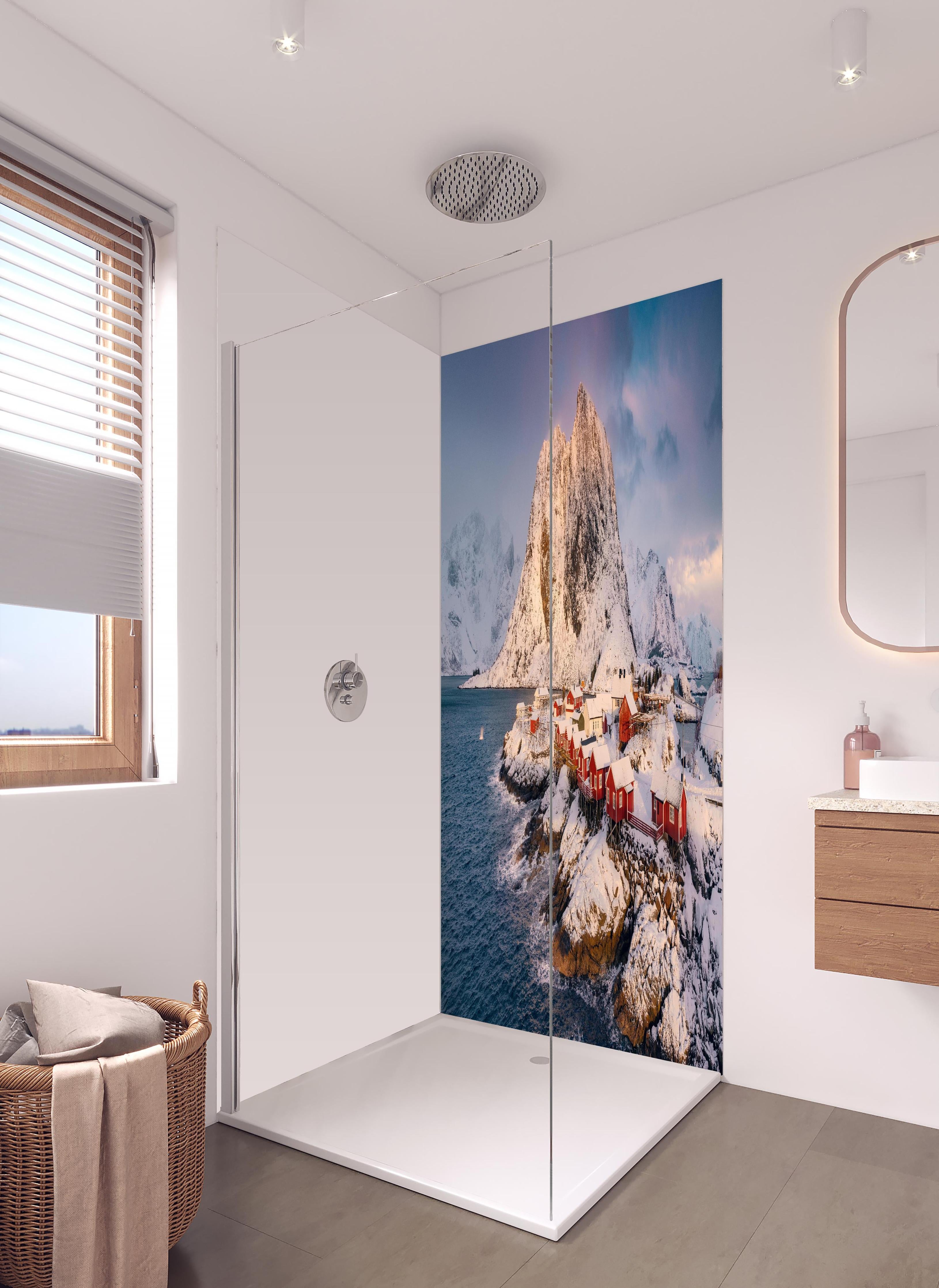 Duschrückwand - Verschneite Lofoten Inseln mit Nordlicht in hellem Badezimmer mit Regenduschkopf - zweiteilige Eck-Duschrückwand