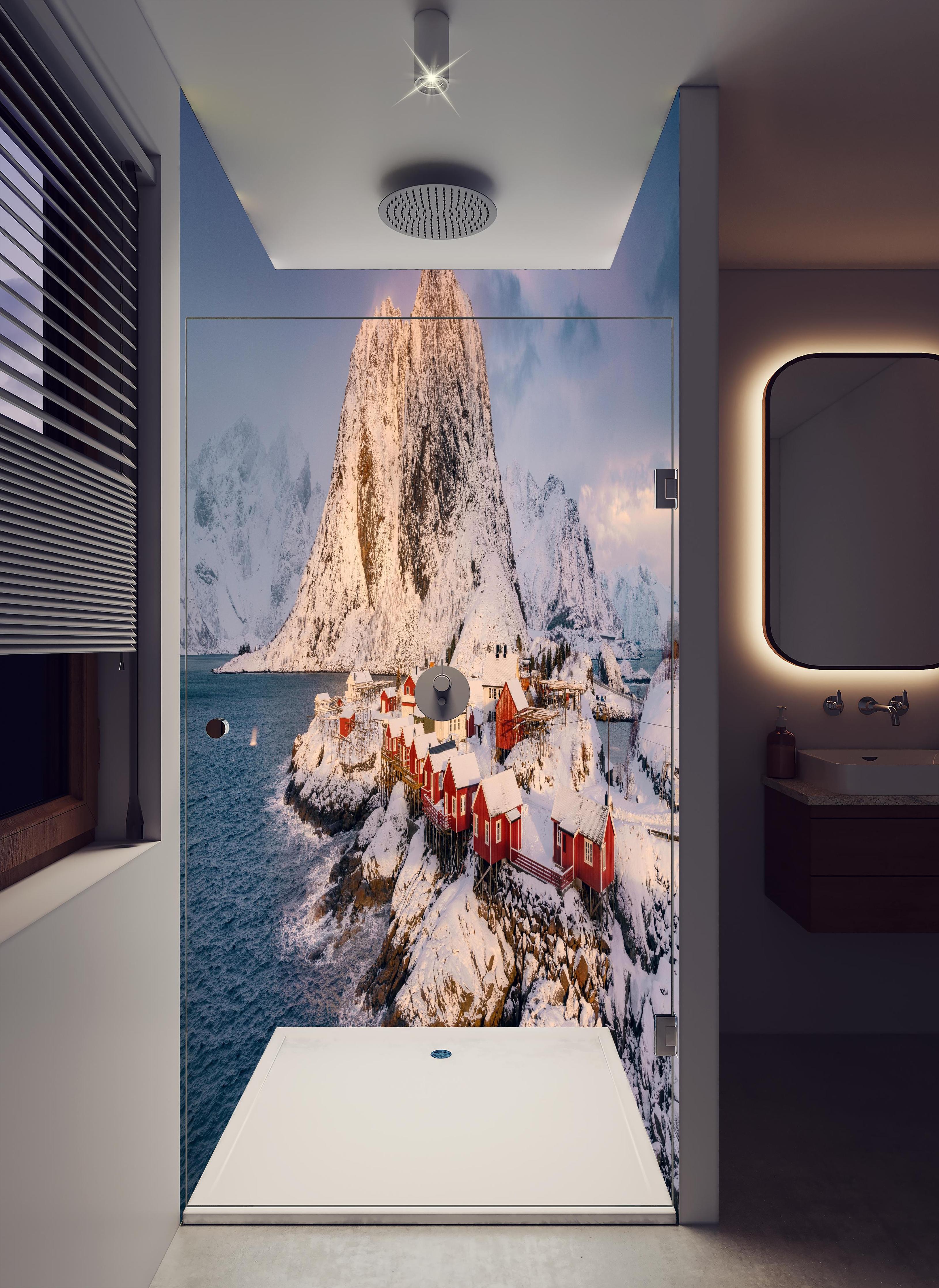 Duschrückwand - Verschneite Lofoten Inseln mit Nordlicht in hellem Badezimmer mit Regenduschkopf - zweiteilige Eck-Duschrückwand