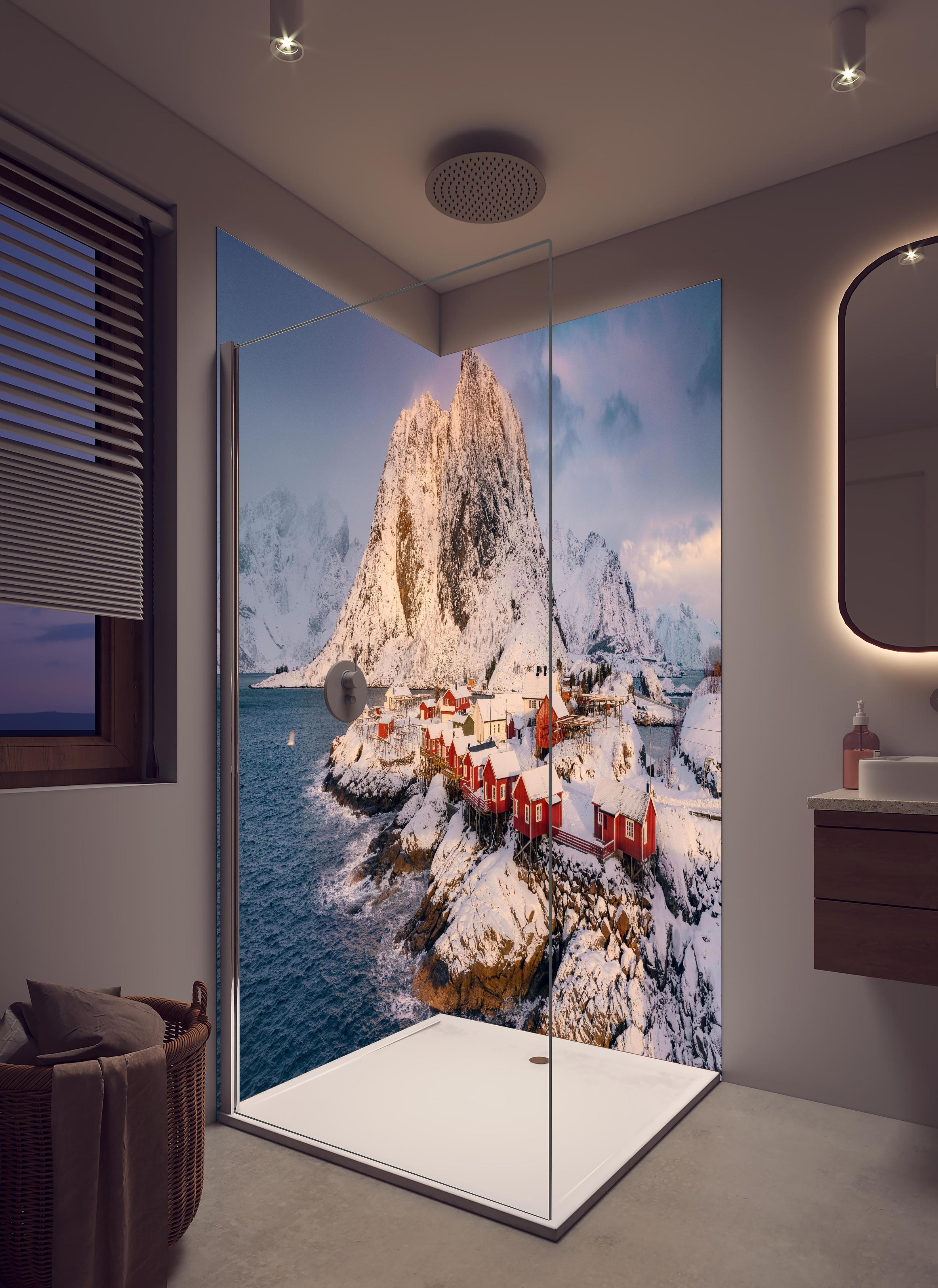 Duschrückwand - Verschneite Lofoten Inseln mit Nordlicht in hellem Badezimmer mit Regenduschkopf - zweiteilige Eck-Duschrückwand